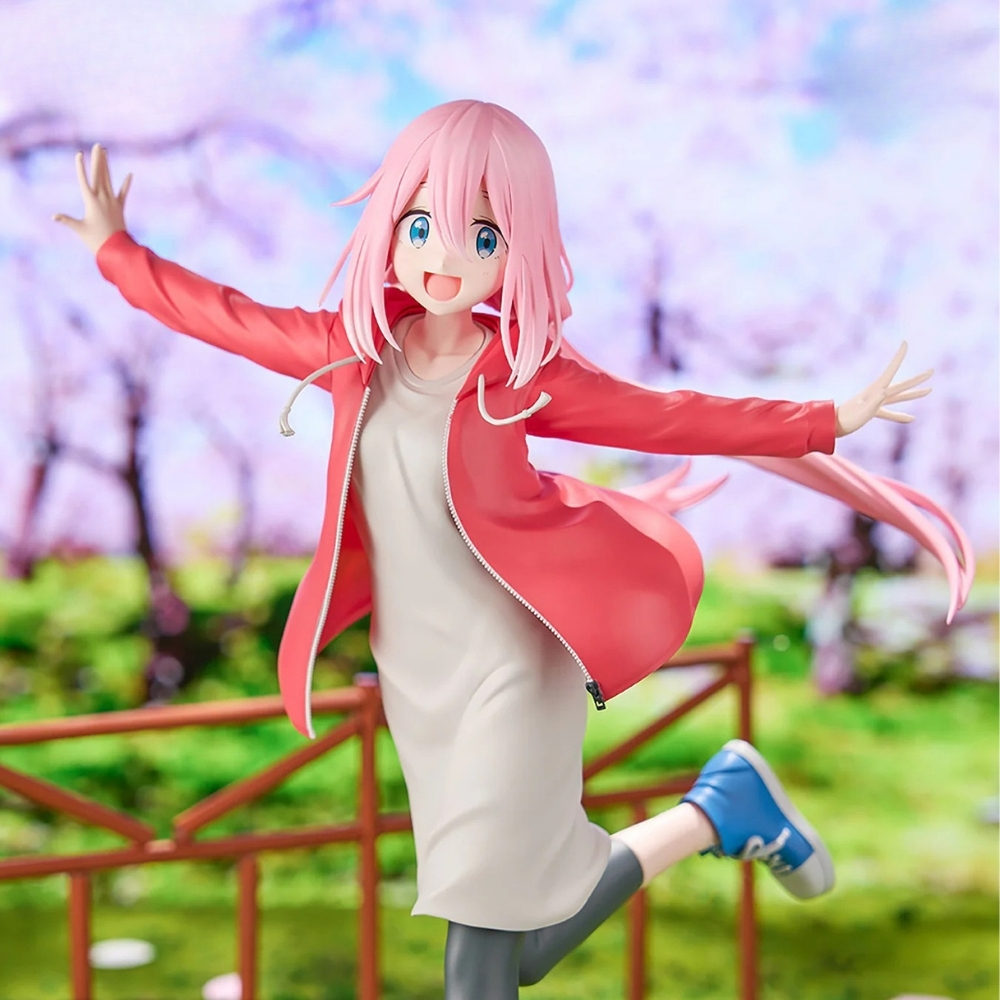 Anime-Figur mit rosa Haaren, die eine rote Jacke und ein graues Kleid trägt, im Freien.