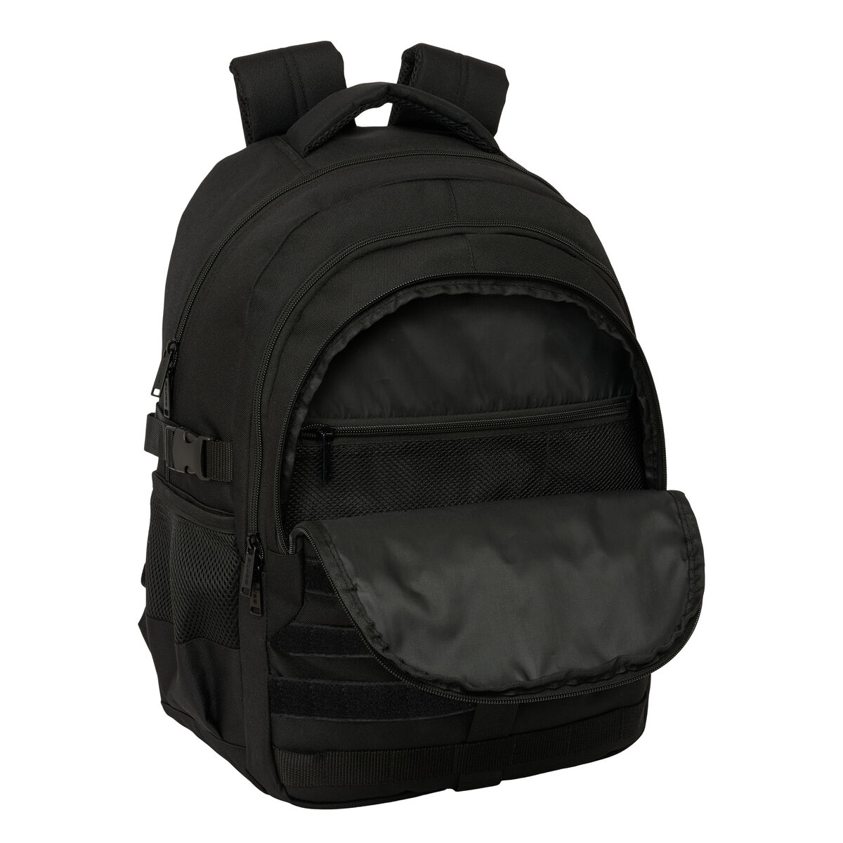 Ein schwarzer Rucksack mit offenem Hauptfach und Netztaschen.