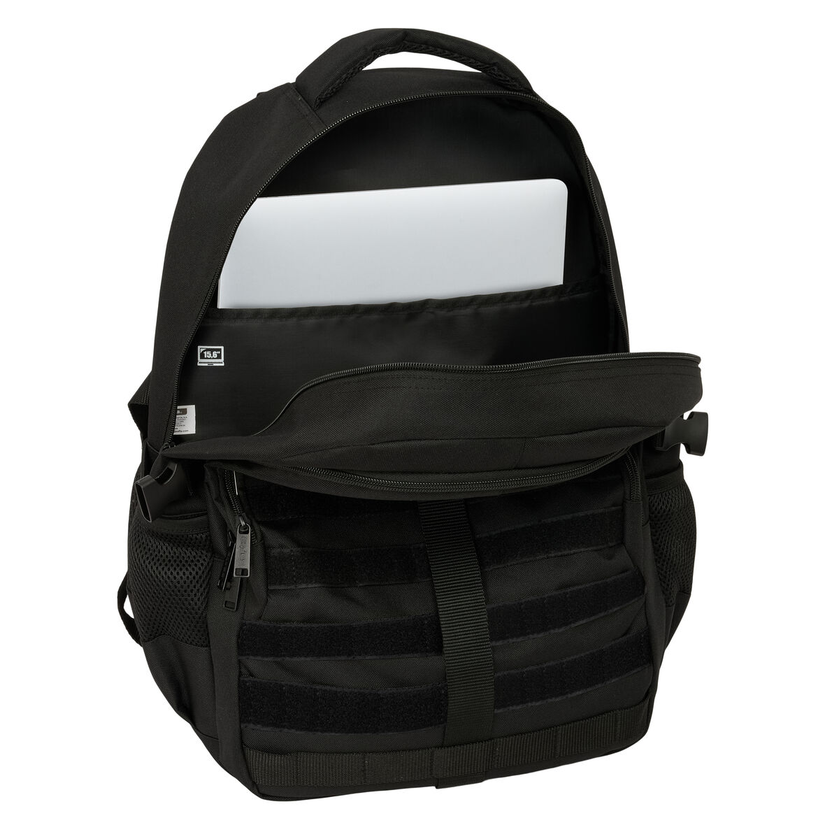 Ein offener schwarzer Rucksack mit einem Laptop darin.