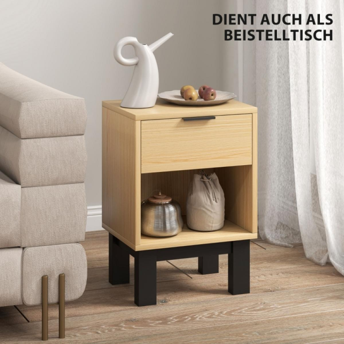 Ein Nachttisch aus Holz mit Schublade und offenem Fach, neben einem Sofa.