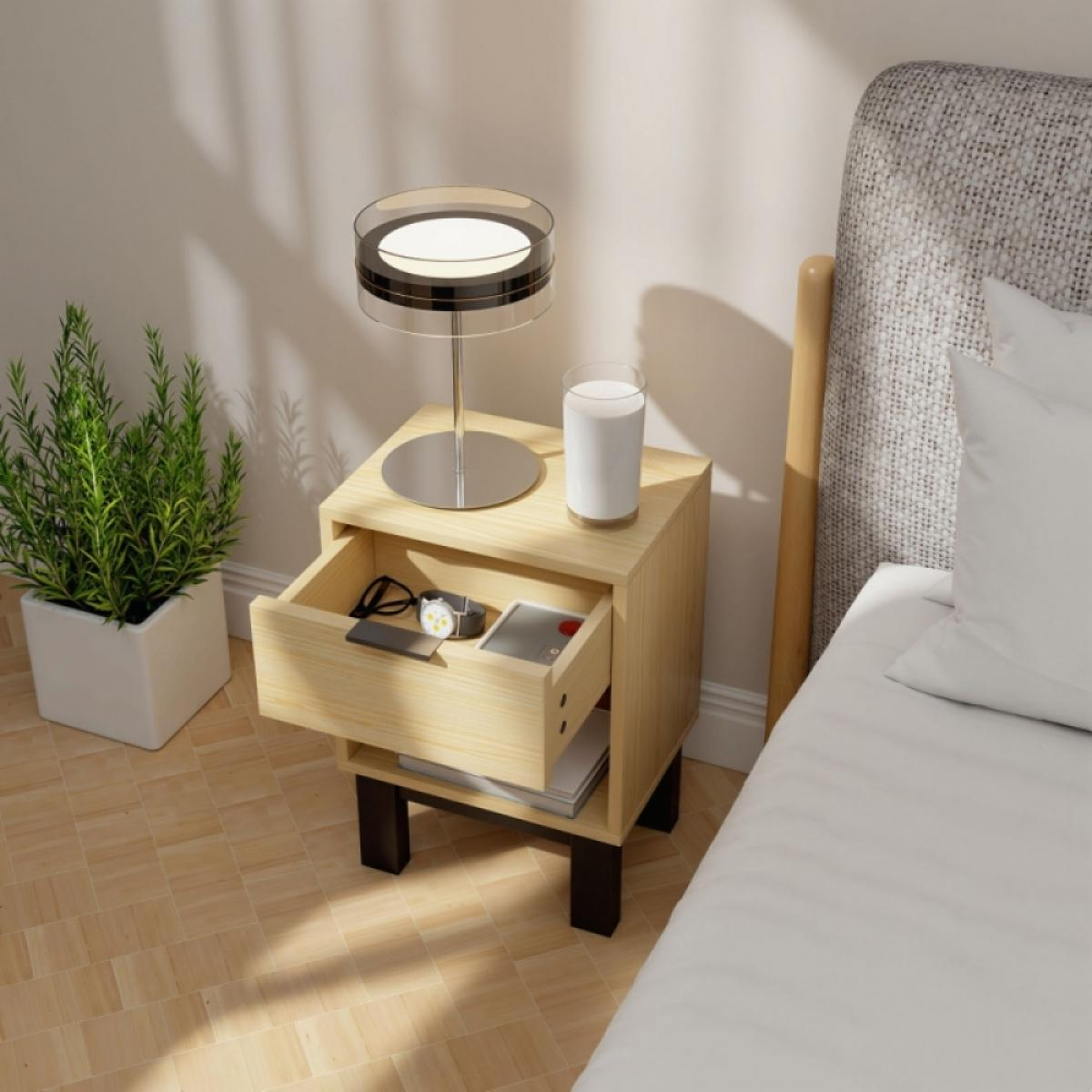 Ein Nachttisch aus Holz mit offener Schublade, Lampe, Glas und Pflanze.