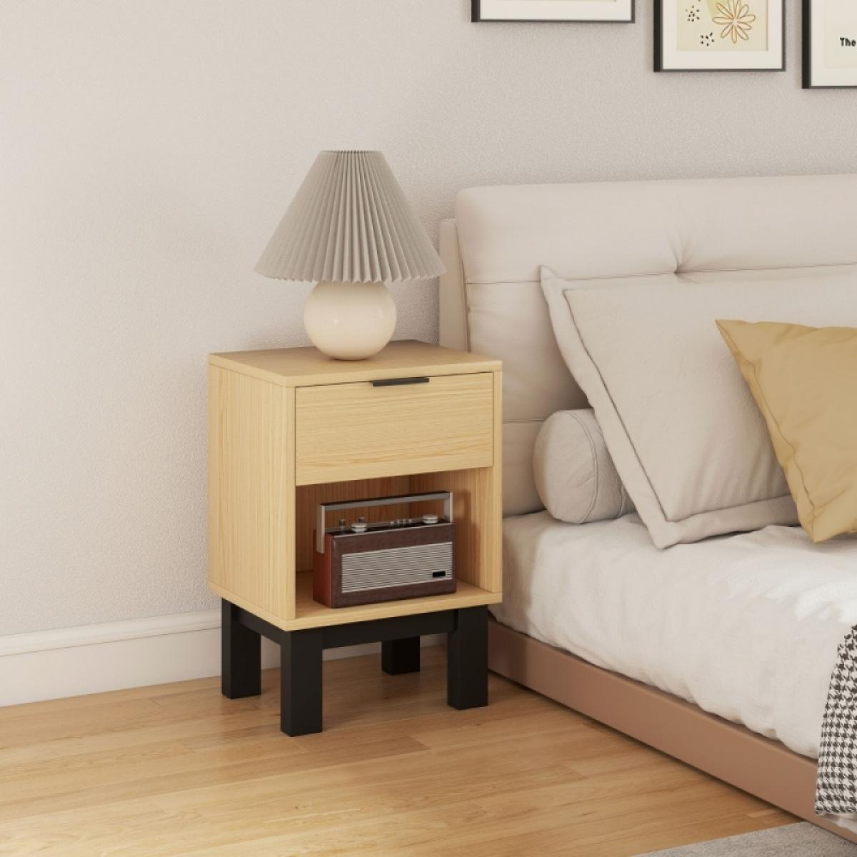 Ein Nachttisch aus Holz mit einem Radio und einer Lampe neben einem Bett.