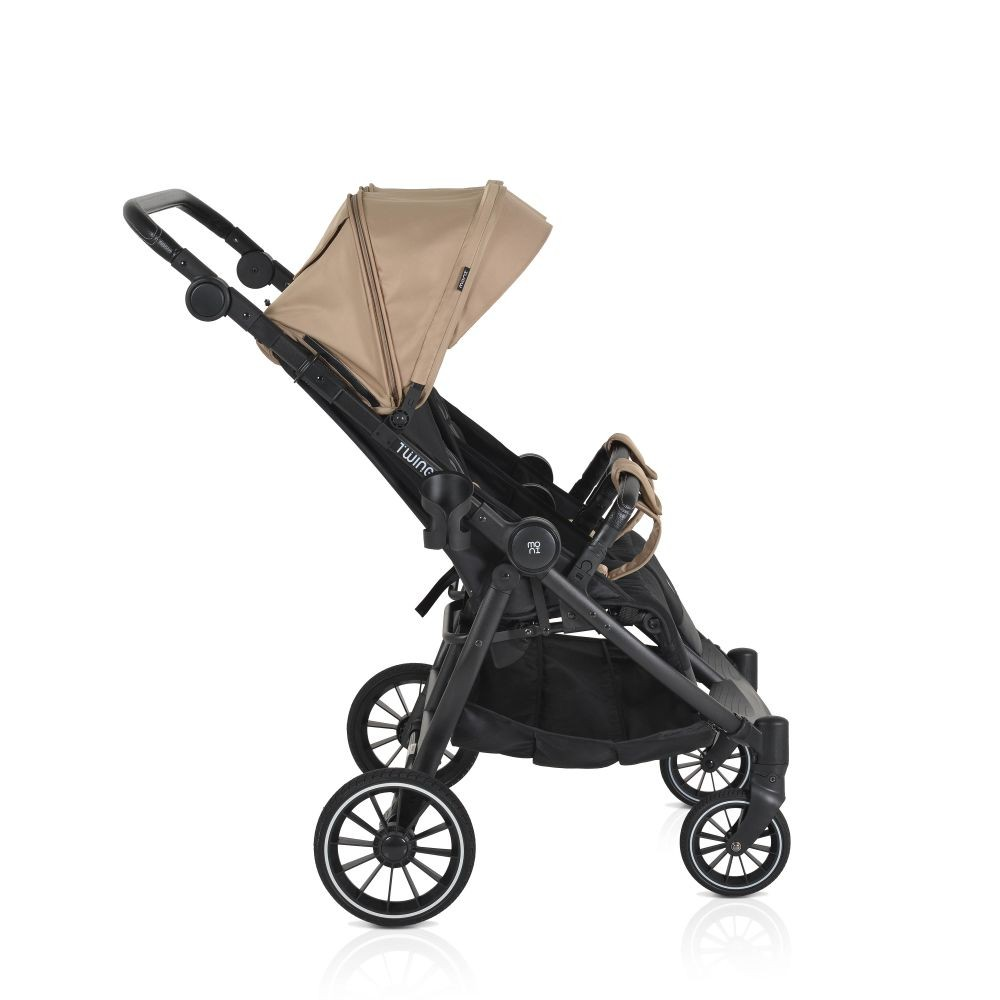 Ein beiger Kinderwagen mit schwarzem Gestell und Rädern, auf weißem Hintergrund.