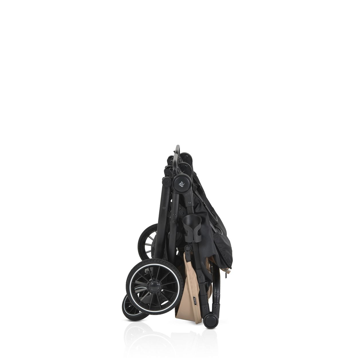 Ein zusammengeklappter Kinderwagen in Schwarz und Beige mit großen Rädern.