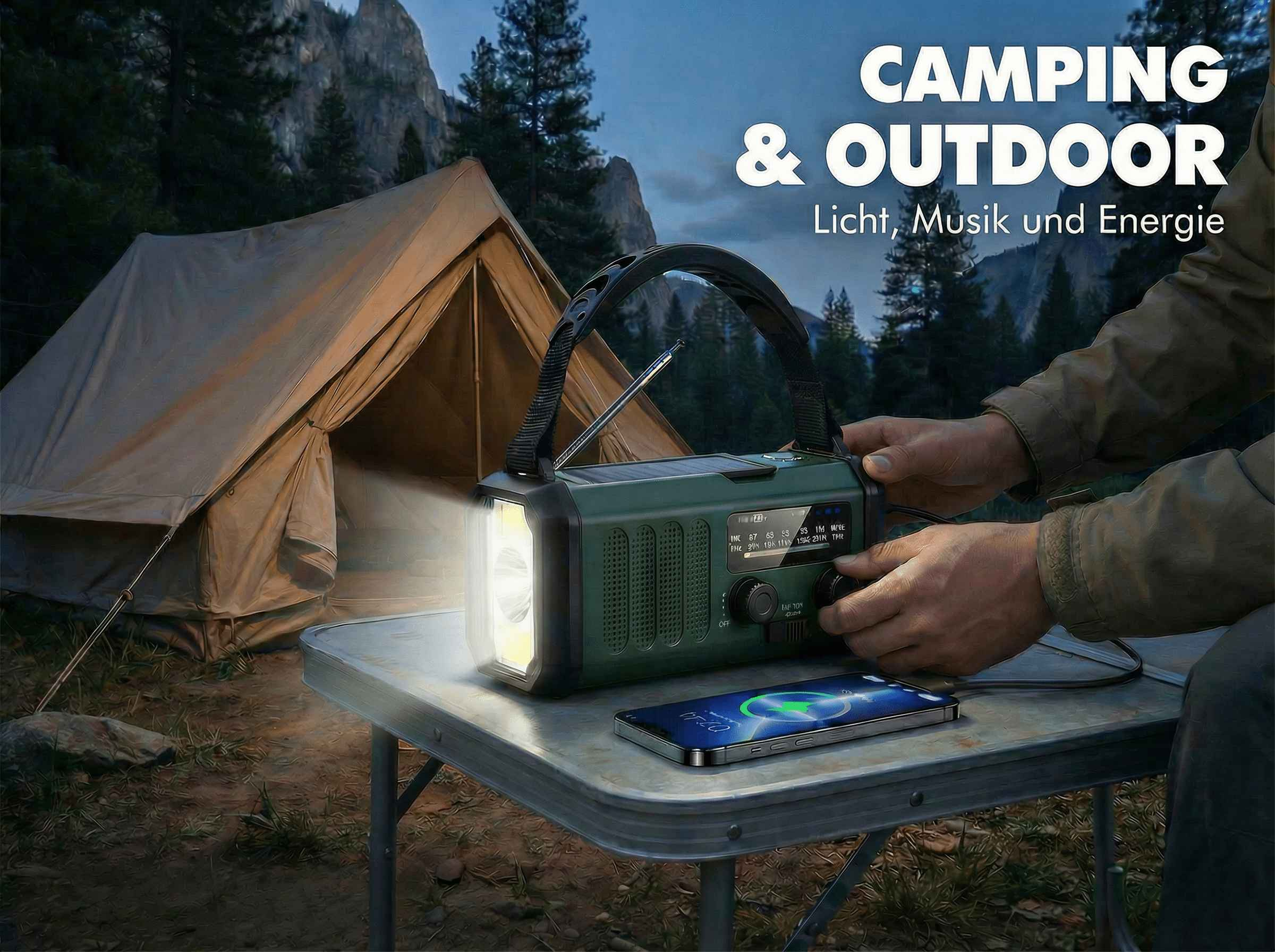 Grünes Campingradio mit Lampe leuchtet neben einem Zelt. Hände bedienen das Radio.