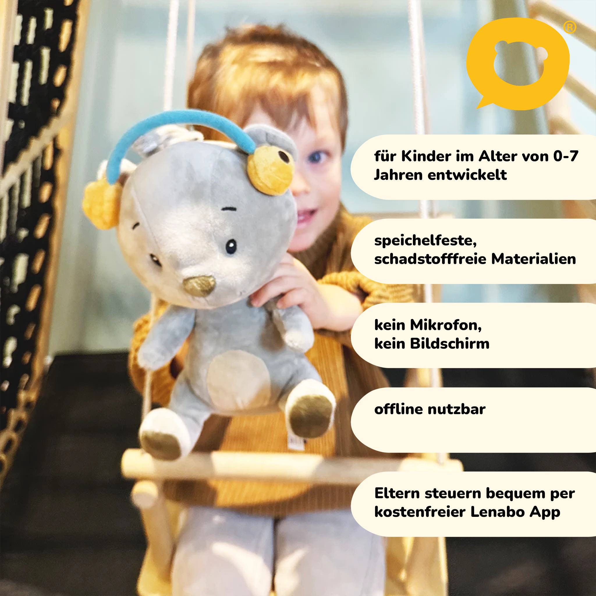 Ein Kind hält einen grauen Teddybär mit Kopfhörern auf einer Schaukel.