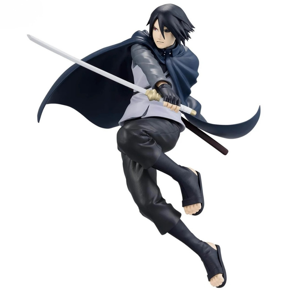 Eine Figur von Sasuke mit Schwert und blauem Umhang auf weißem Hintergrund.