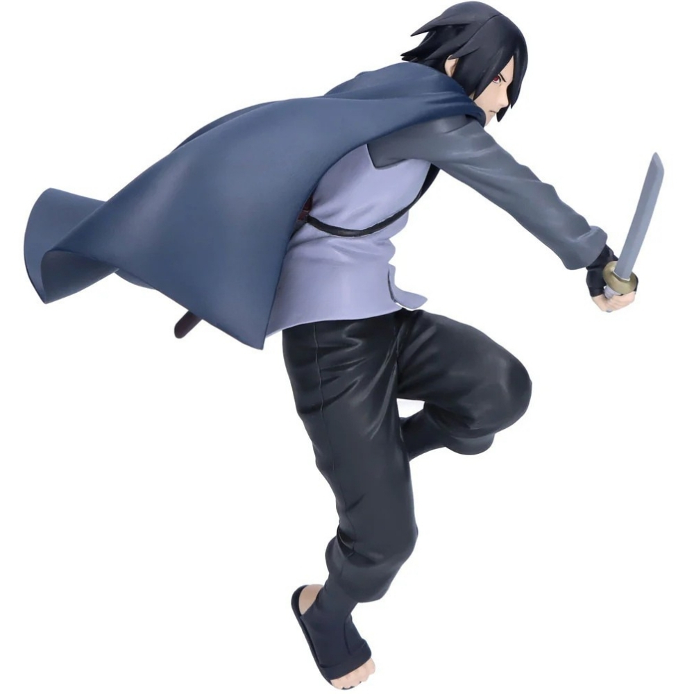 Eine Figur von Sasuke Uchiha mit einem Schwert in der Hand, trägt eine blaue Robe.