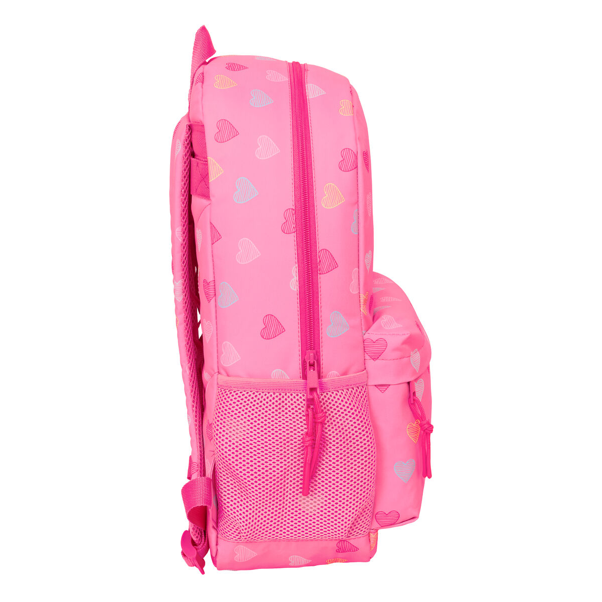 Ein pinker Rucksack mit Herzmuster, Seitennetztaschen und Reißverschluss.