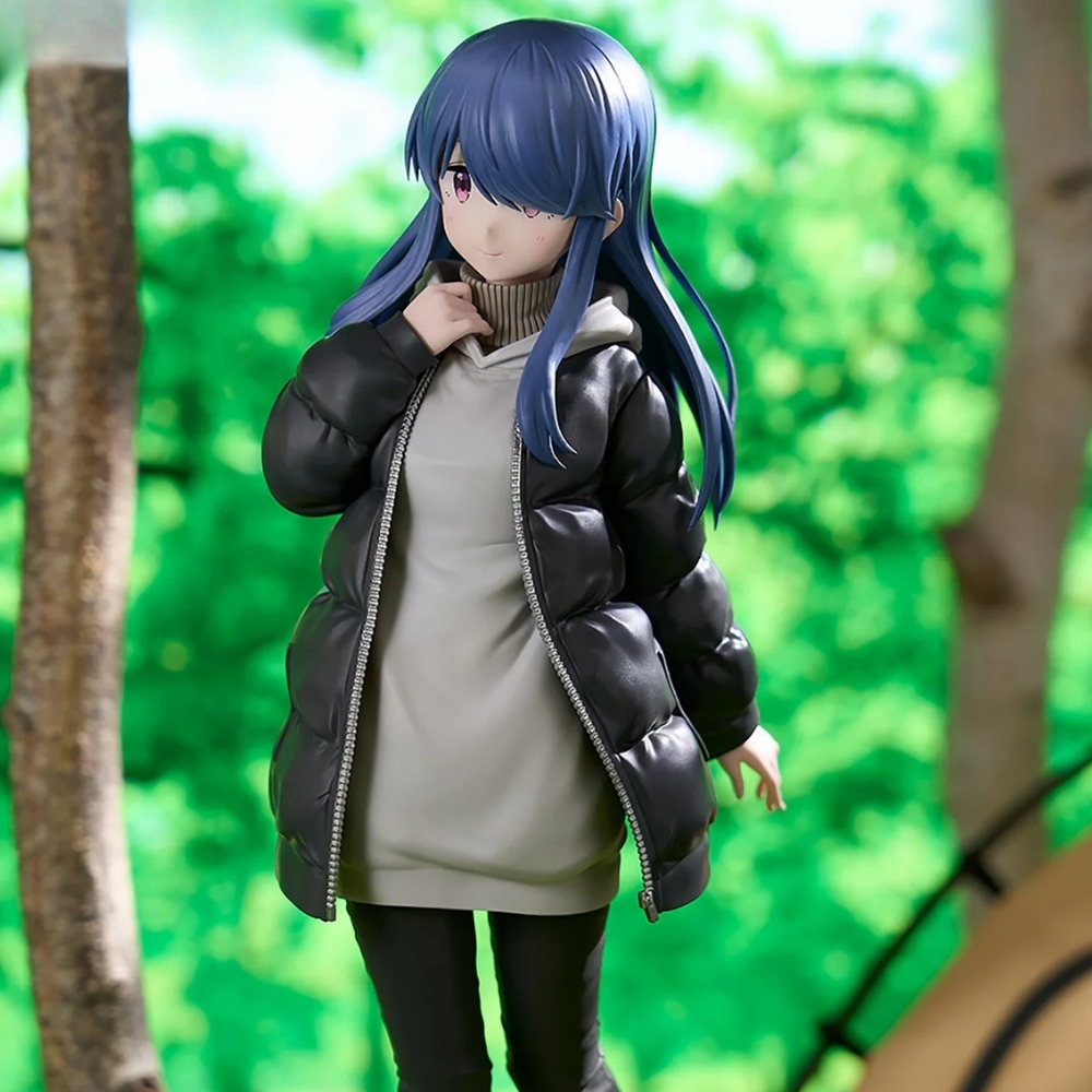 Anime-Figur eines Mädchens mit blauen Haaren in schwarzer Daunenjacke und grauem Hoodie.