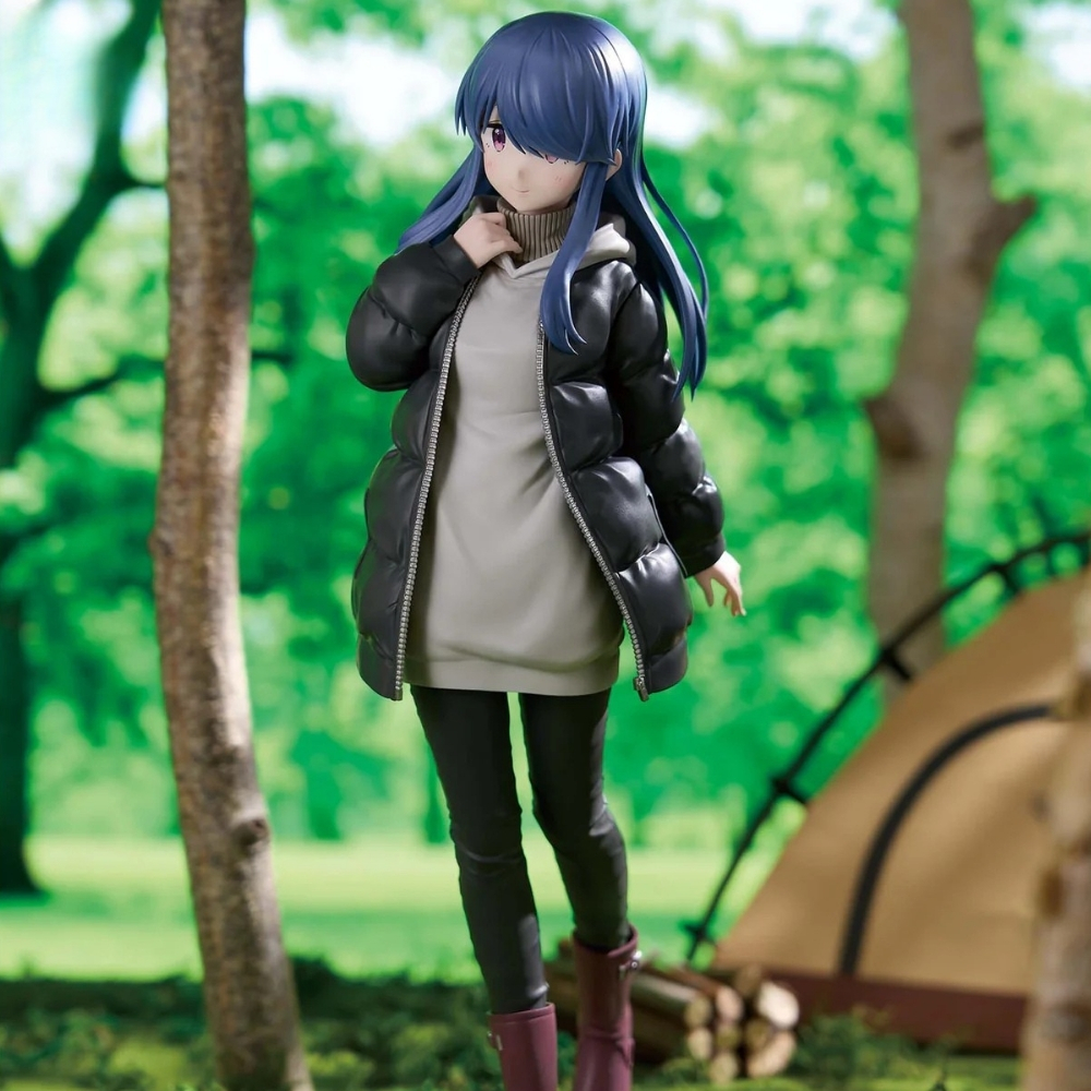 Anime-Figur eines Mädchens mit blauem Haar im Freien, mit Zelt im Hintergrund.
