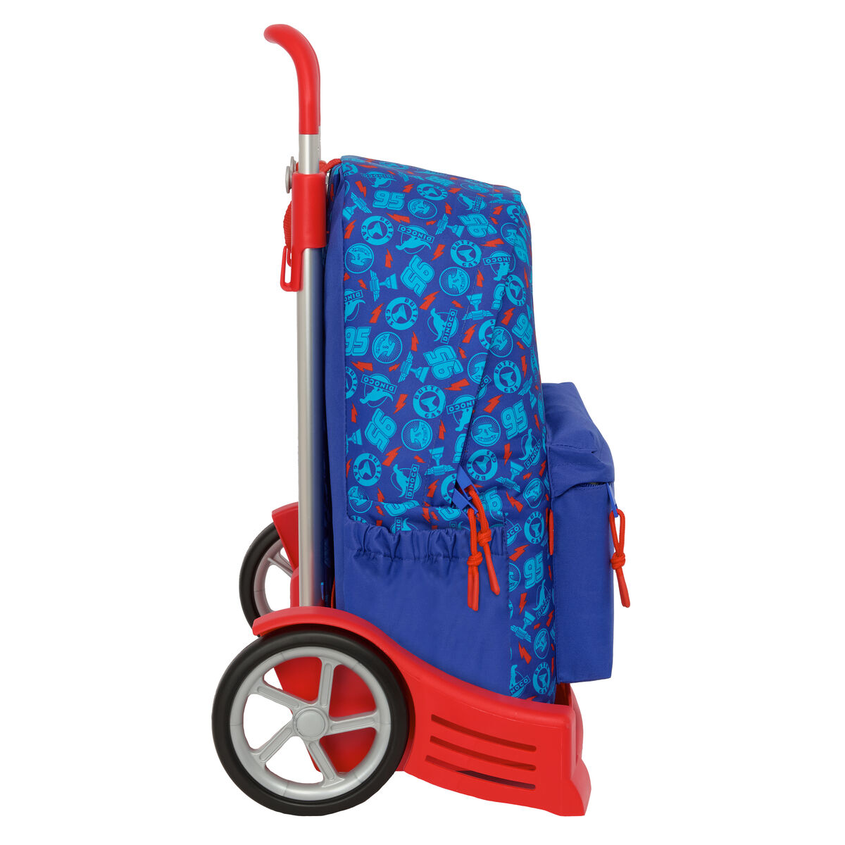 Ein blauer Rucksack mit Lightning McQueen-Aufdruck auf einem roten Wagen mit Rädern.