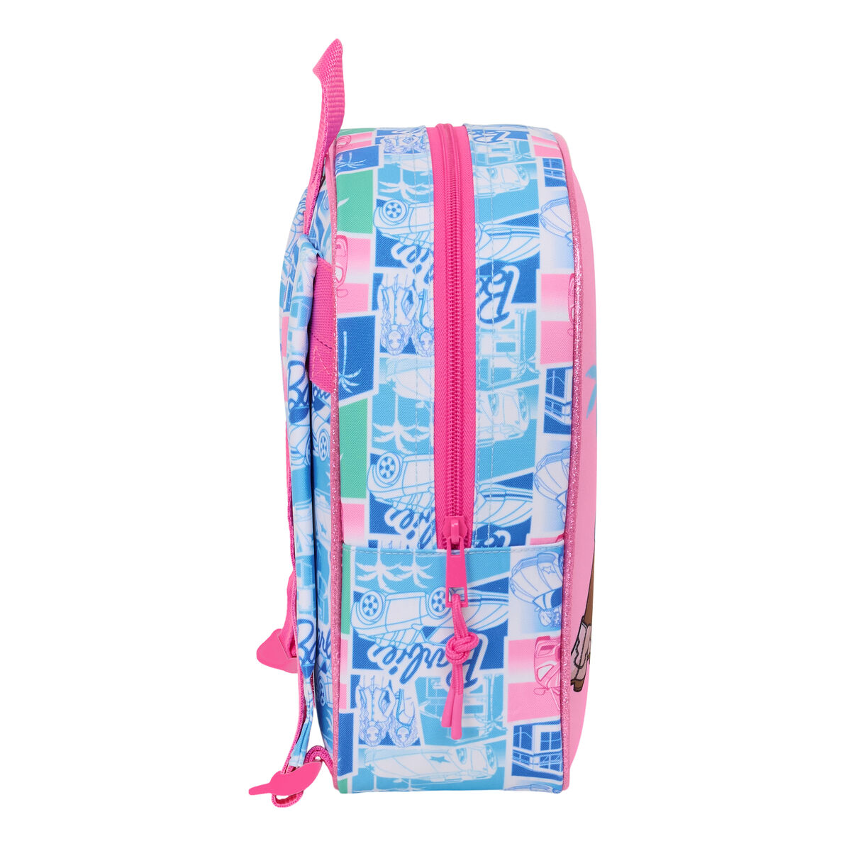 Ein bunter Rucksack mit Barbie-Motiv und Reisemotiven in Blau, Pink und Grün.