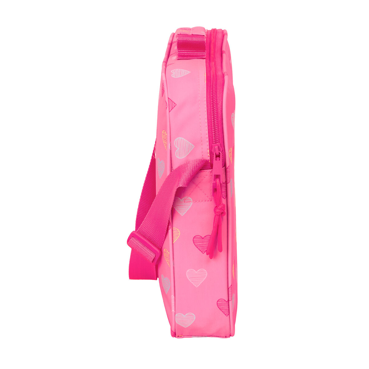 Eine pinke Tasche mit Herzen und einem Schultergurt, von der Seite gesehen.