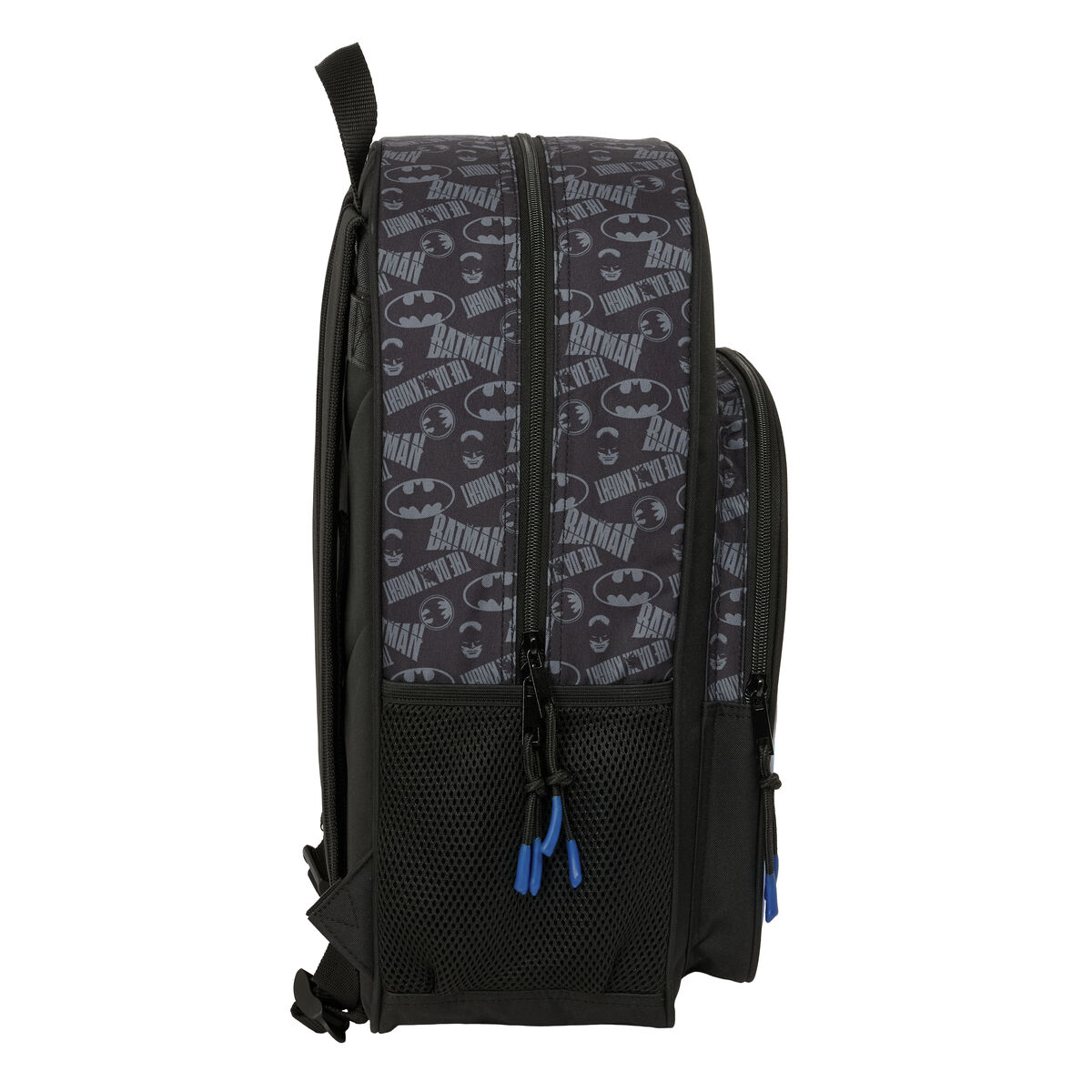 Ein schwarzer Rucksack mit Batman-Motiv und Reißverschlüssen.