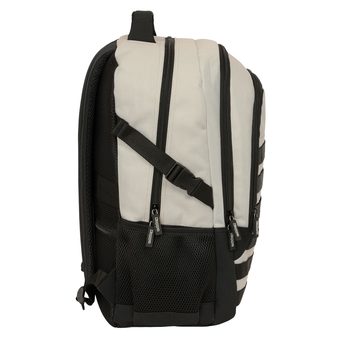 Ein grauer Rucksack mit schwarzen Akzenten, Reißverschlüssen und Netztaschen.