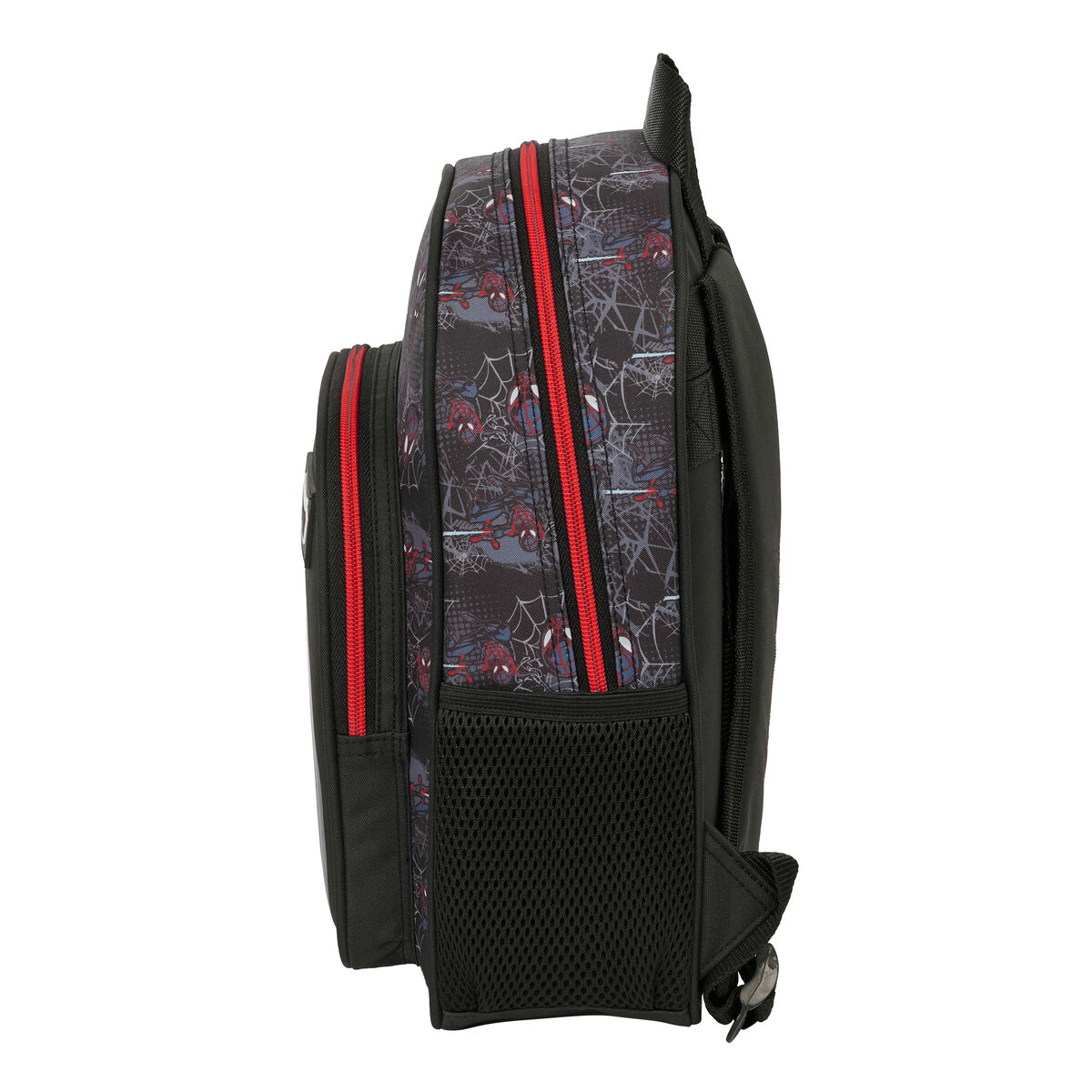Schwarzer Rucksack mit Spiderman-Muster und roten Reißverschlüssen.