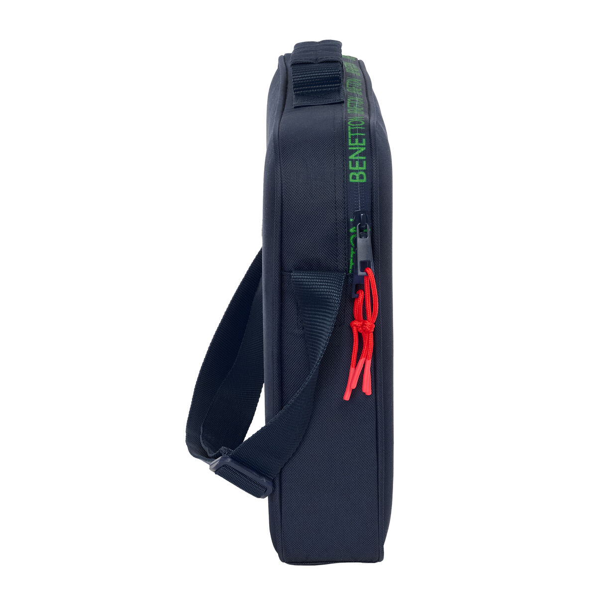 Dunkelblaue Tasche mit Reißverschluss und rotem Anhänger. BENETTON-Logo.