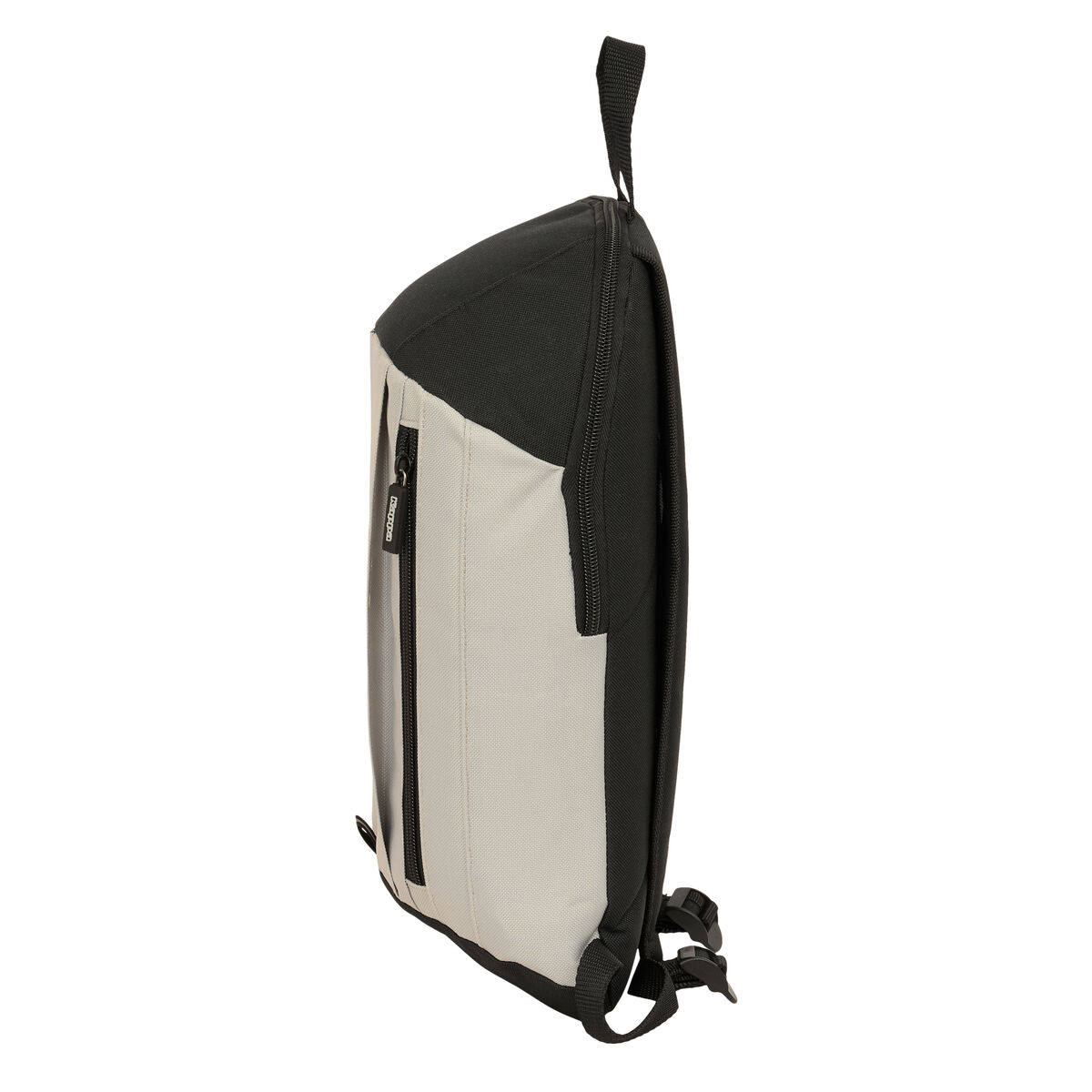 Ein schwarzer und grauer Rucksack mit Reißverschlusstasche vorne.