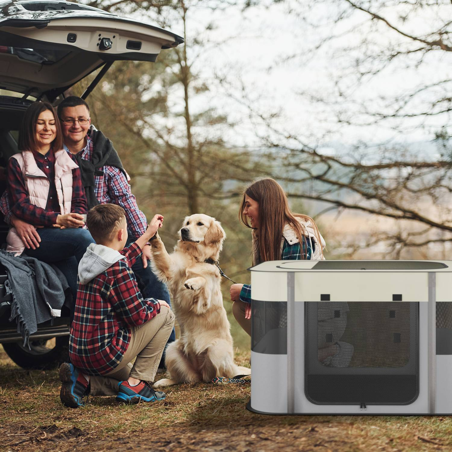 Familia con perro y transportín en el bosque