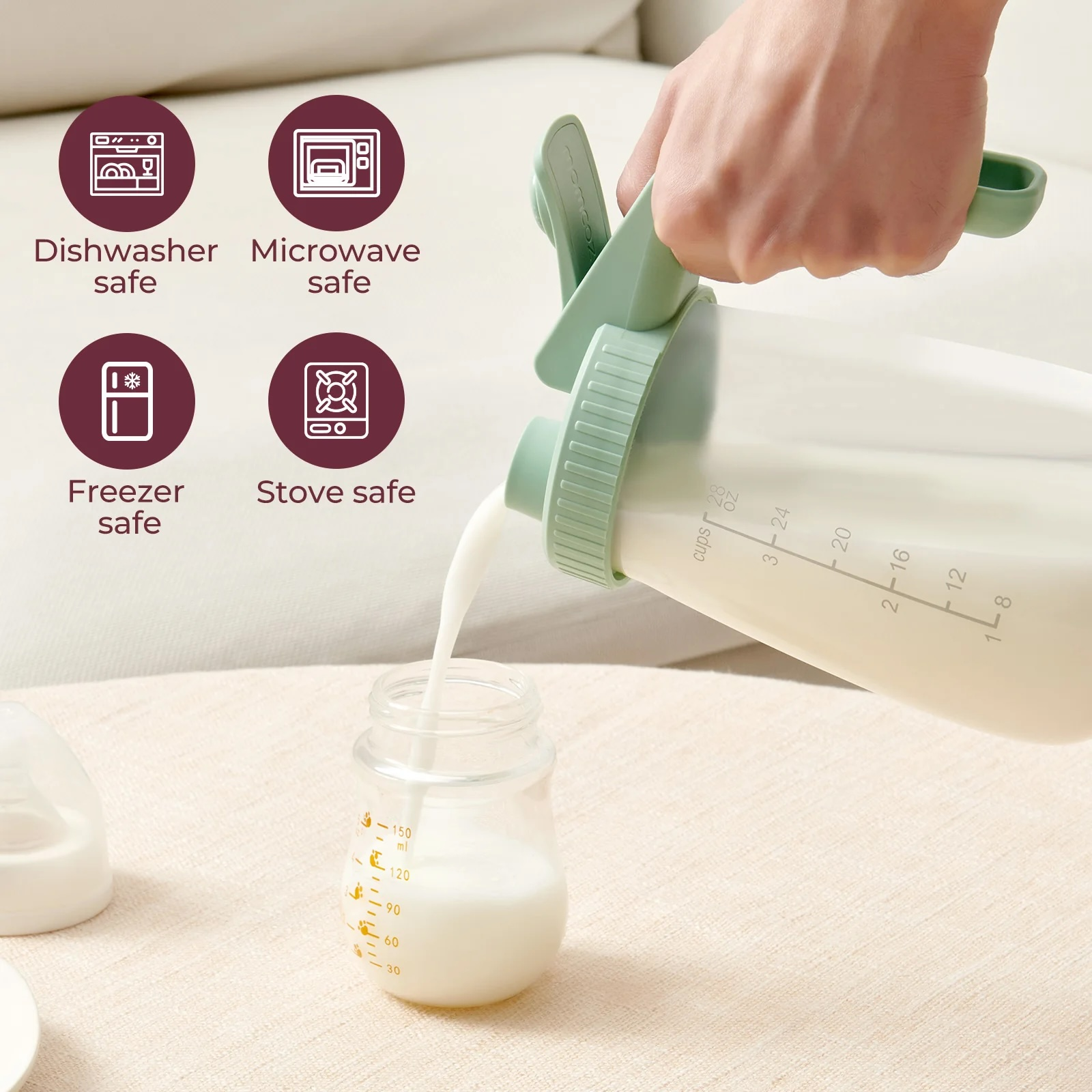 Milch wird aus einem Behälter in ein kleineres Glas gegossen. Symbole zeigen Spülmaschinen-, Mikrowellen-, Gefrier- und Herdsicherheit.
