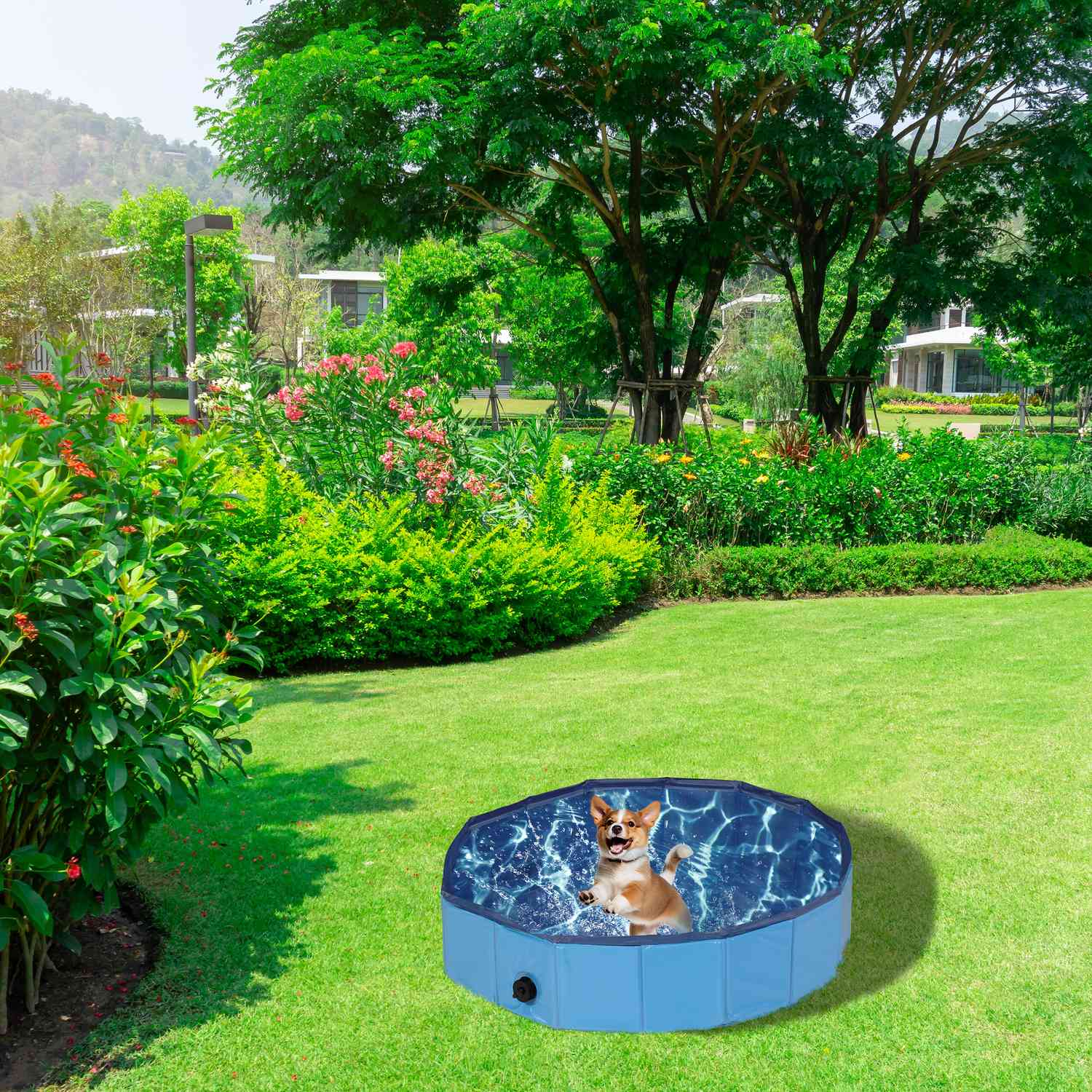 Un perro chapotea en una piscina azul inflable en un jardín.