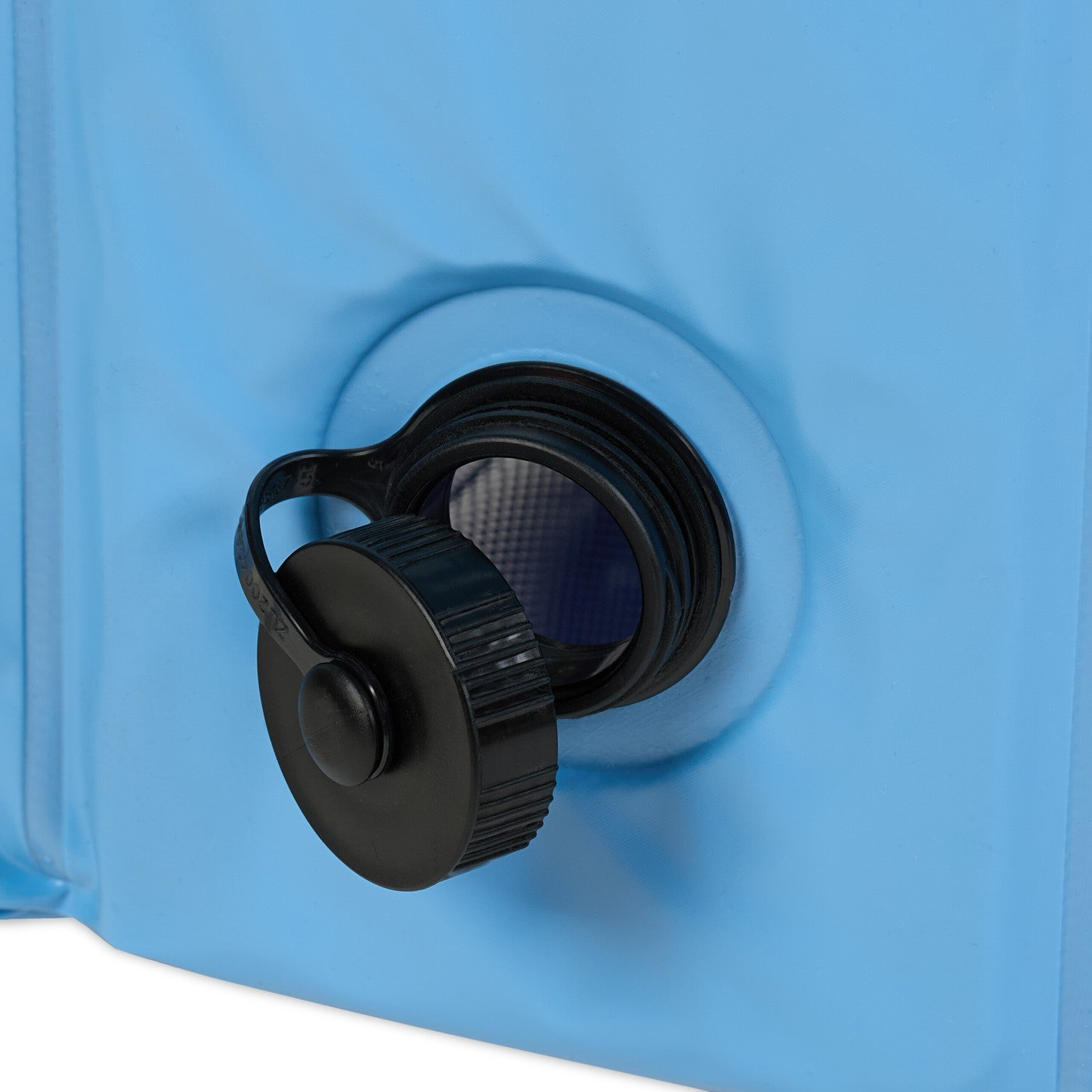Contenedor inflable azul con tapa de válvula negra abierta.