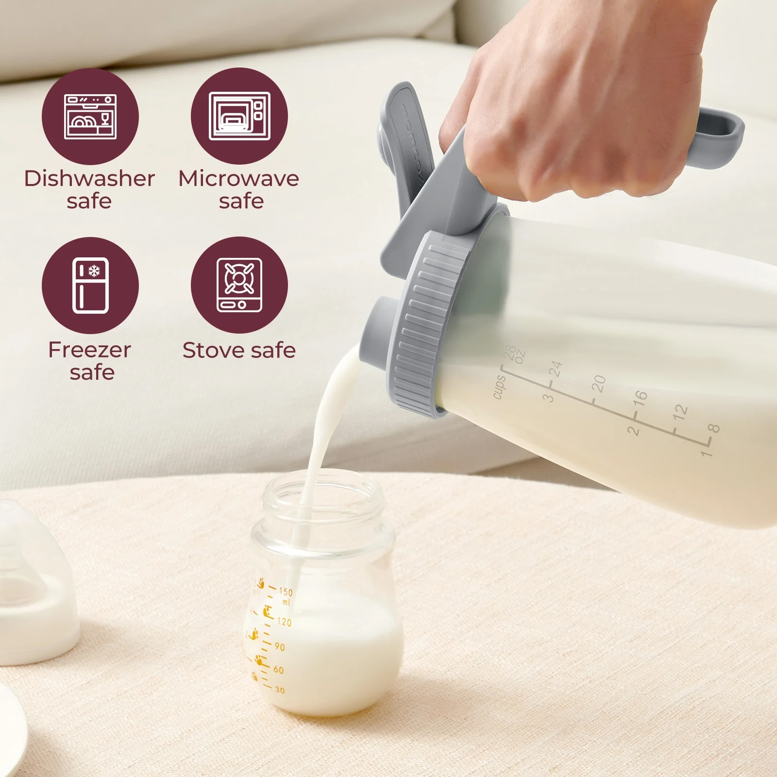 Milch wird aus einem Behälter in eine Messflasche gegossen. Symbole zeigen Spülmaschinen-, Mikrowellen-, Gefrier- und Herdsicherheit.