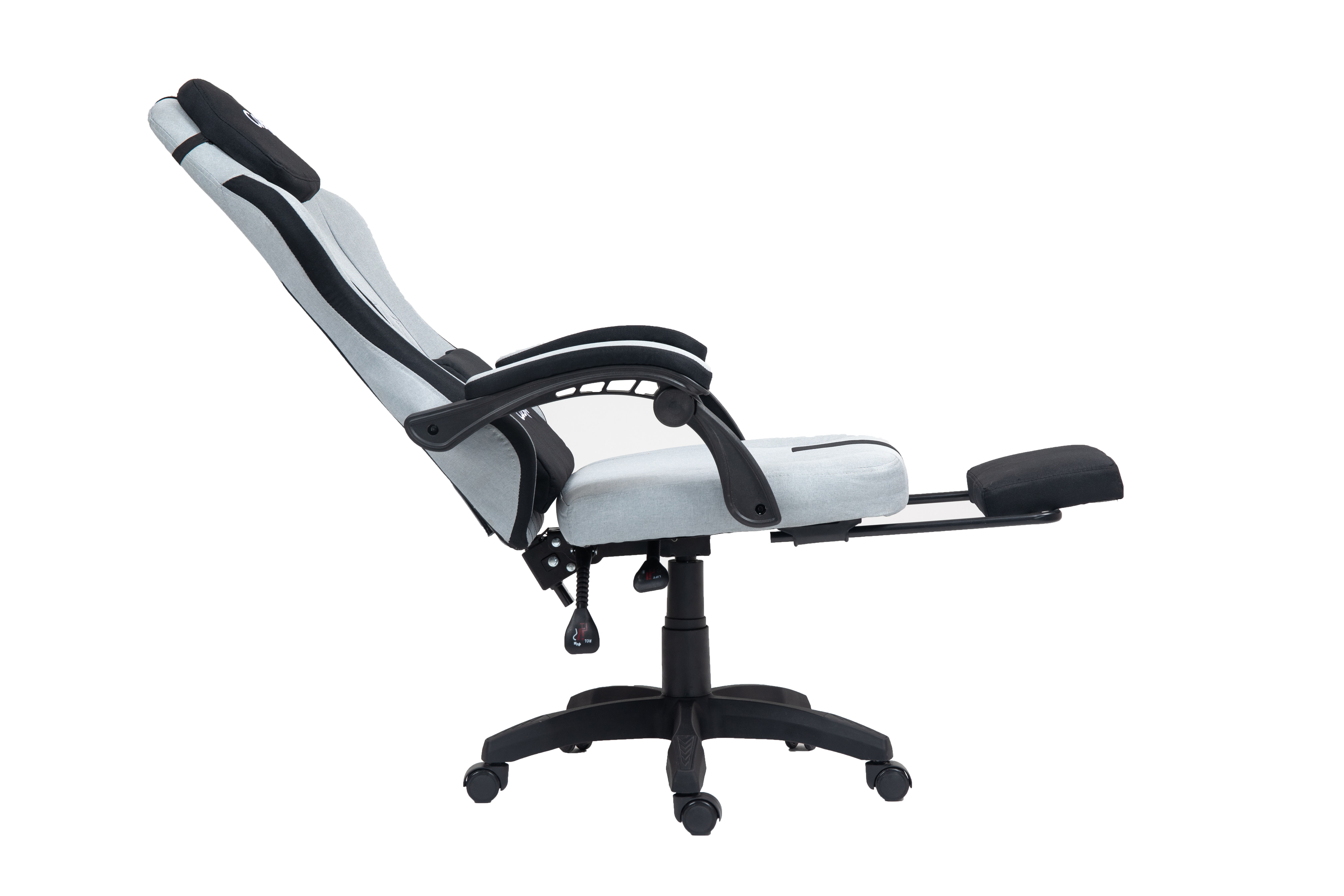 Jasnoszara krzesło biurowe z czarną ramą i wysuniętym podnóżkiem.