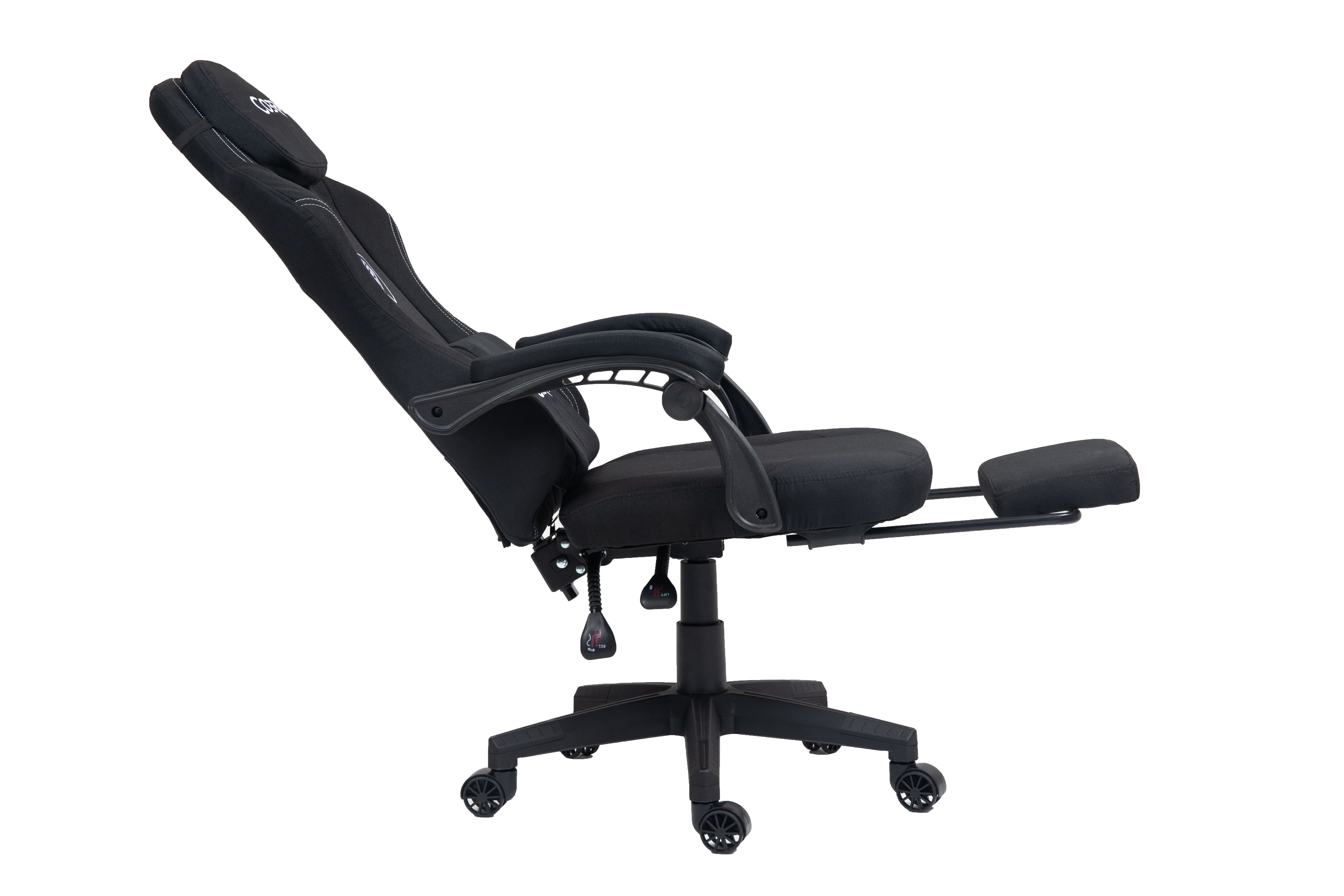 Czarny fotel gamingowy z wysuwanym podnóżkiem i odchylanym oparciem na białym tle.