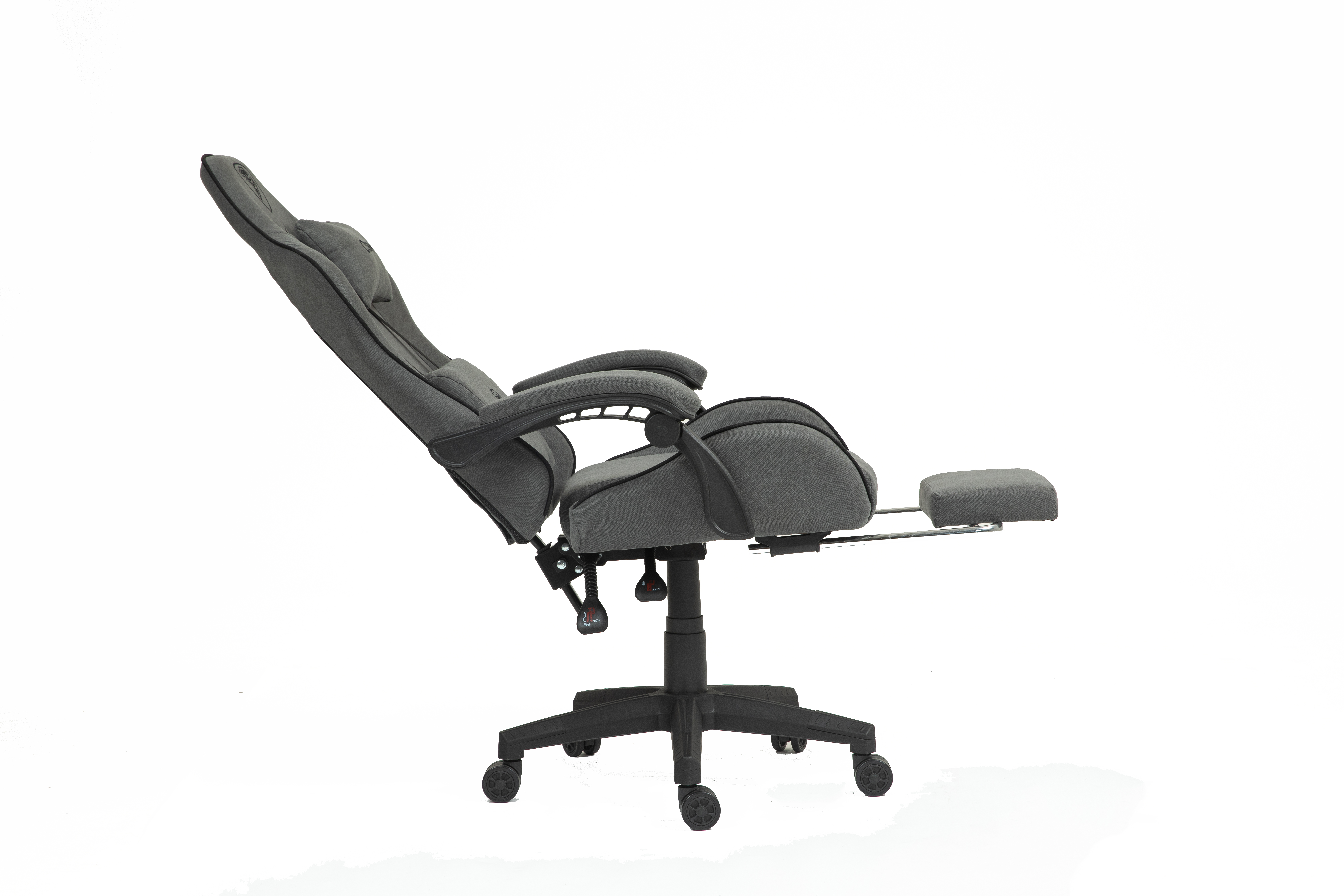 Szare krzesło biurowe z wysuniętym podnóżkiem, na białym tle.