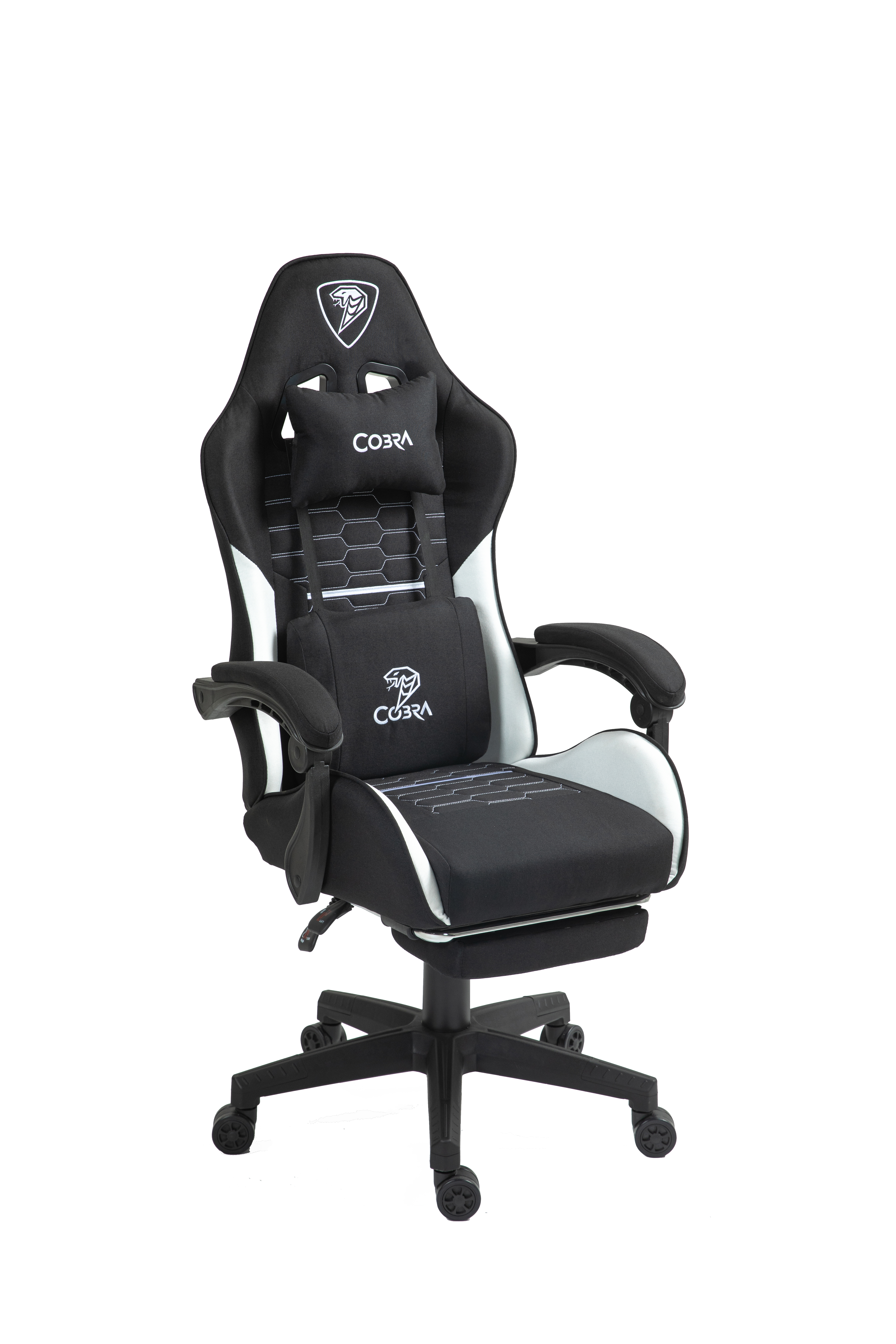 Czarny fotel gamingowy z białymi akcentami, zagłówkiem i poduszką lędźwiową.