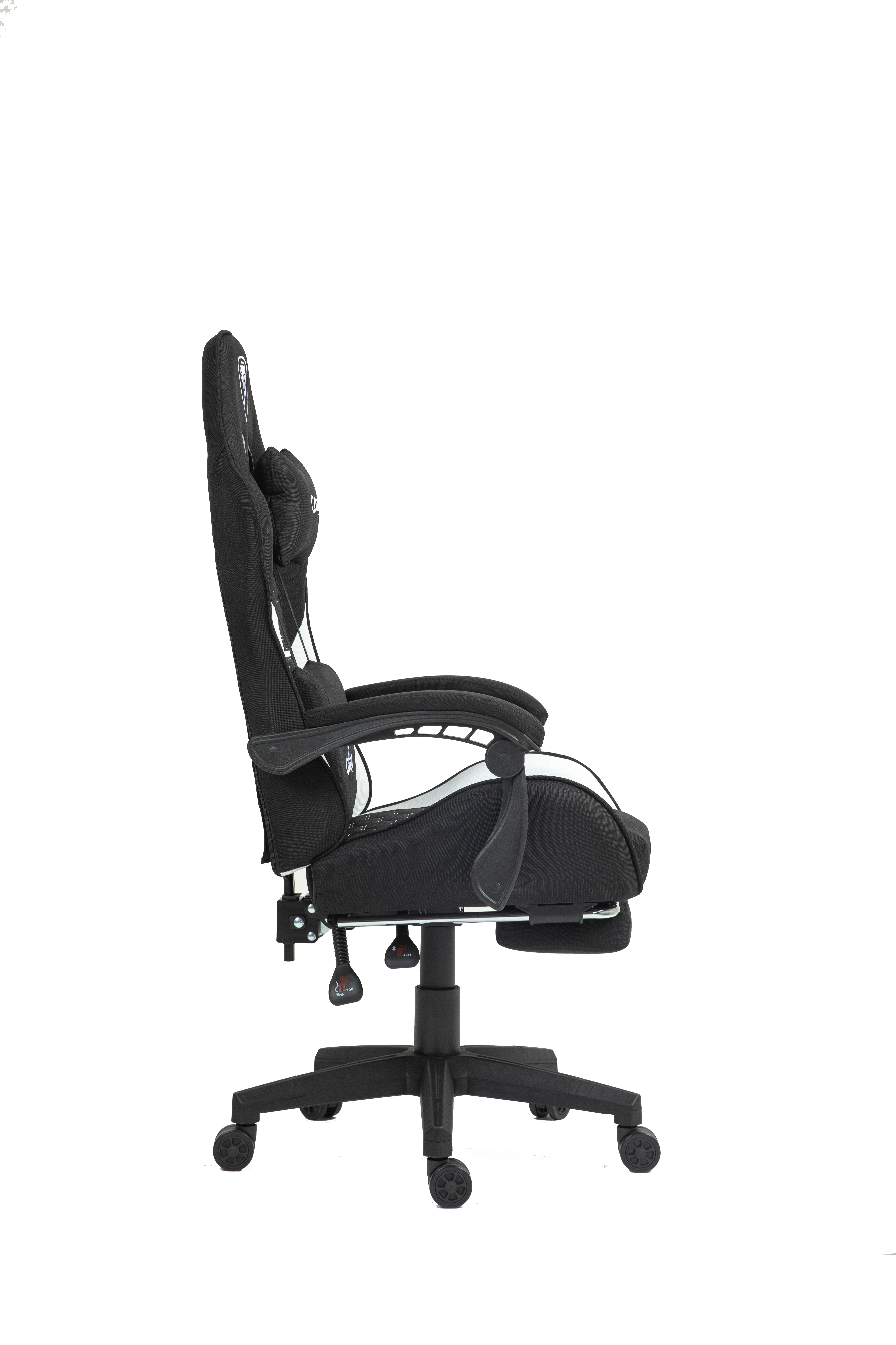 Czarny fotel gamingowy z białymi akcentami i podnóżkiem, widziany z boku.