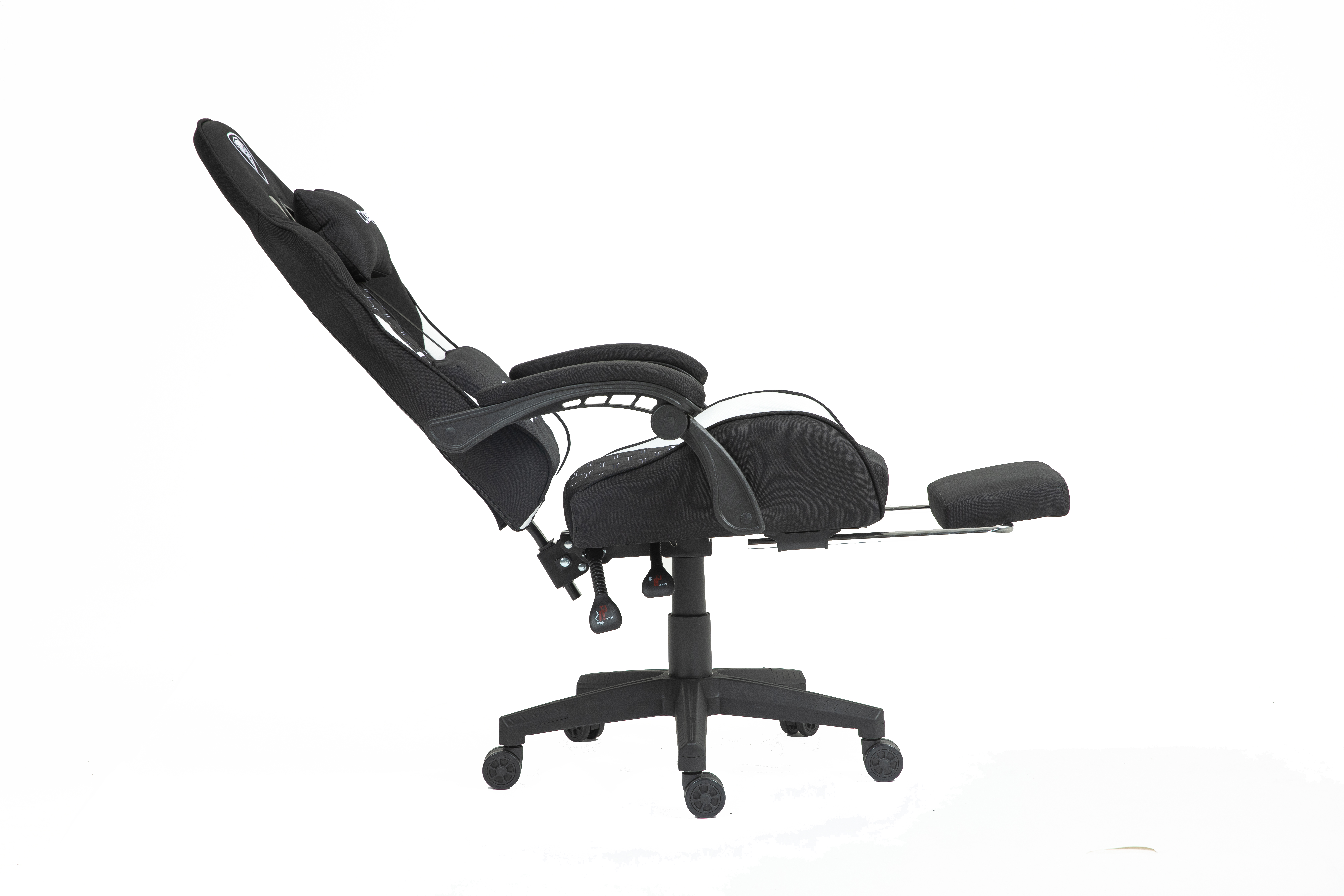 Czarny fotel gamingowy z wysuwanym podnóżkiem i regulowanym oparciem.