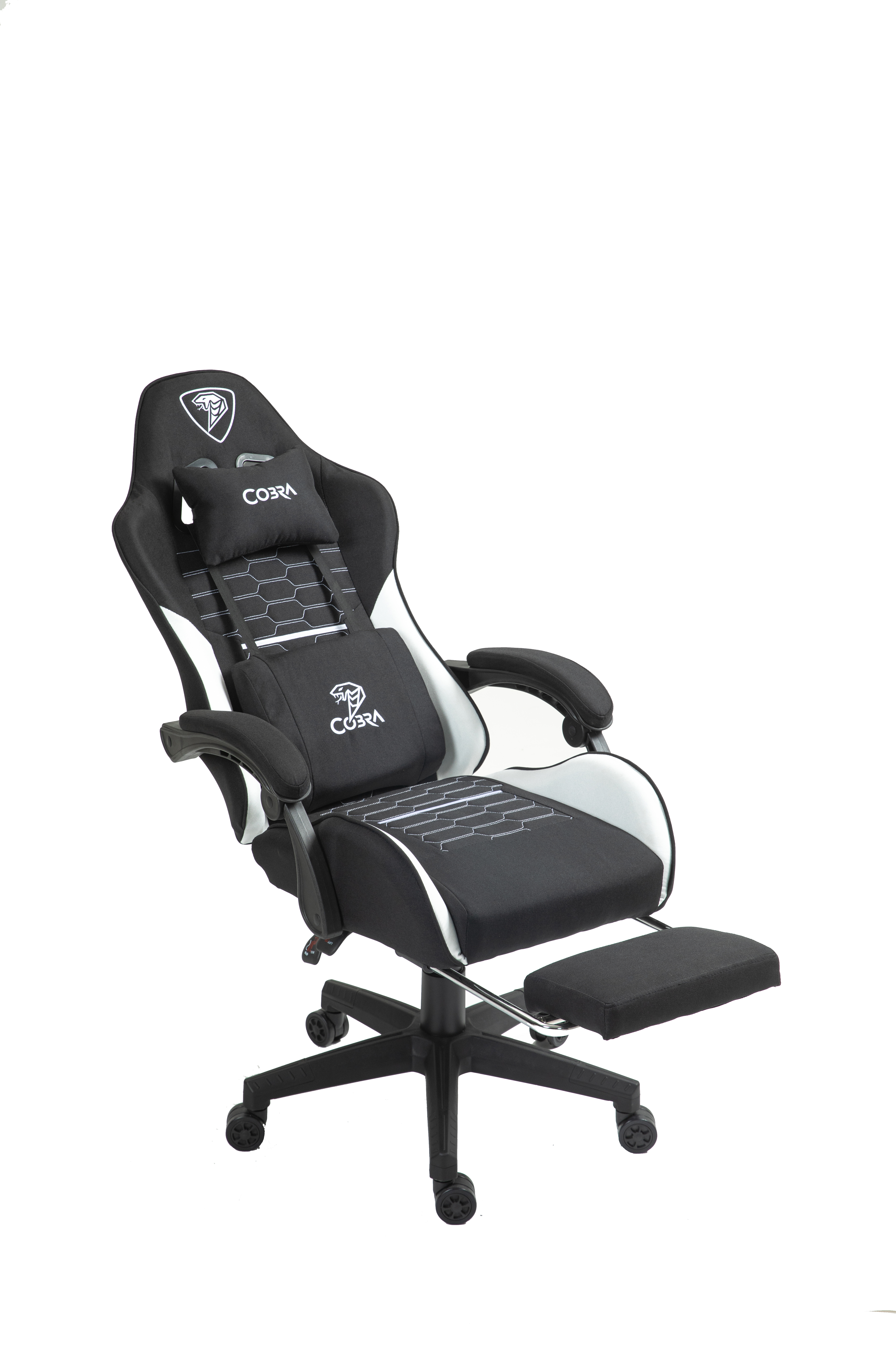 Czarny fotel gamingowy z podnóżkiem, logo Cobra i białymi akcentami.
