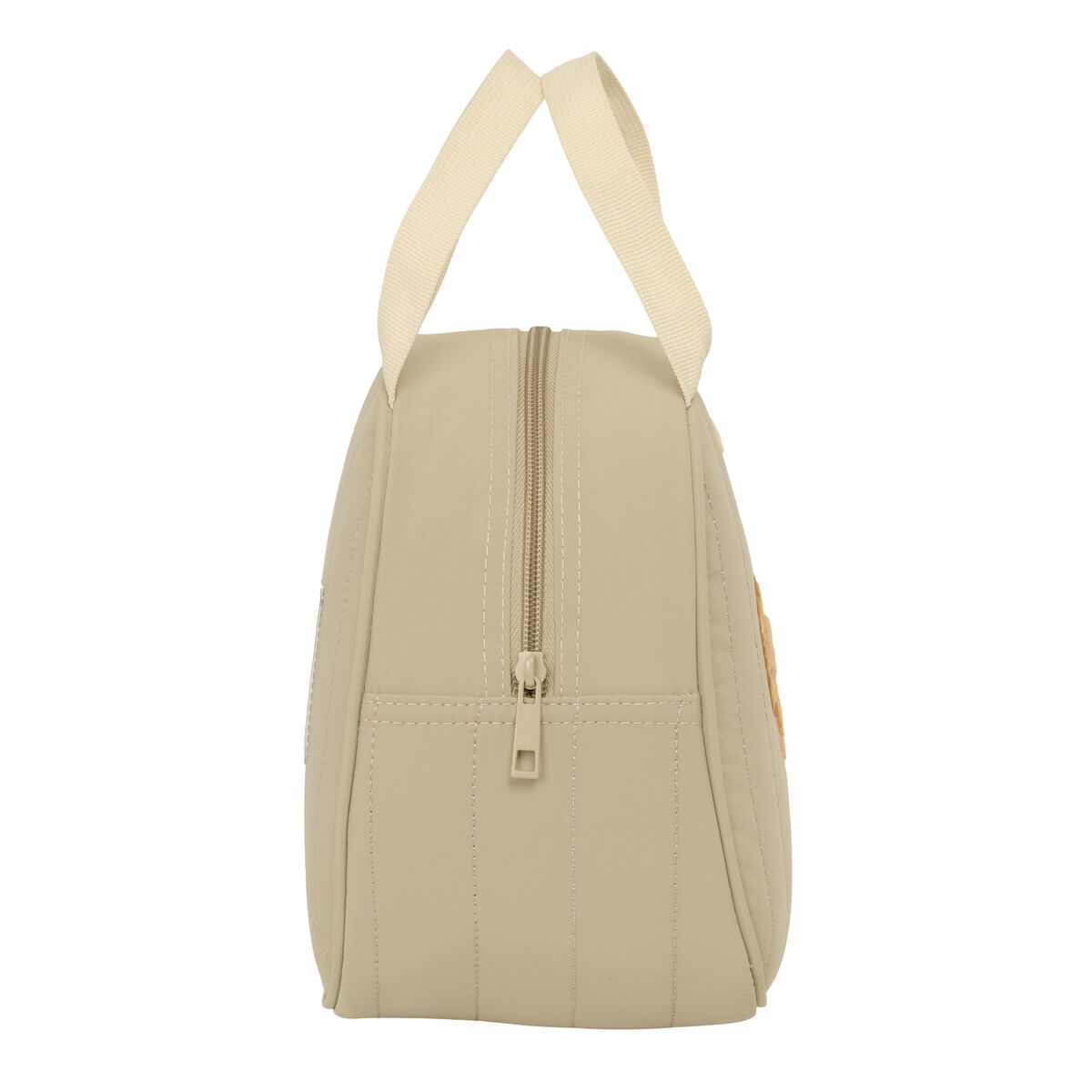 Eine beige Tasche mit Reißverschluss und Henkeln, auf weißem Hintergrund.