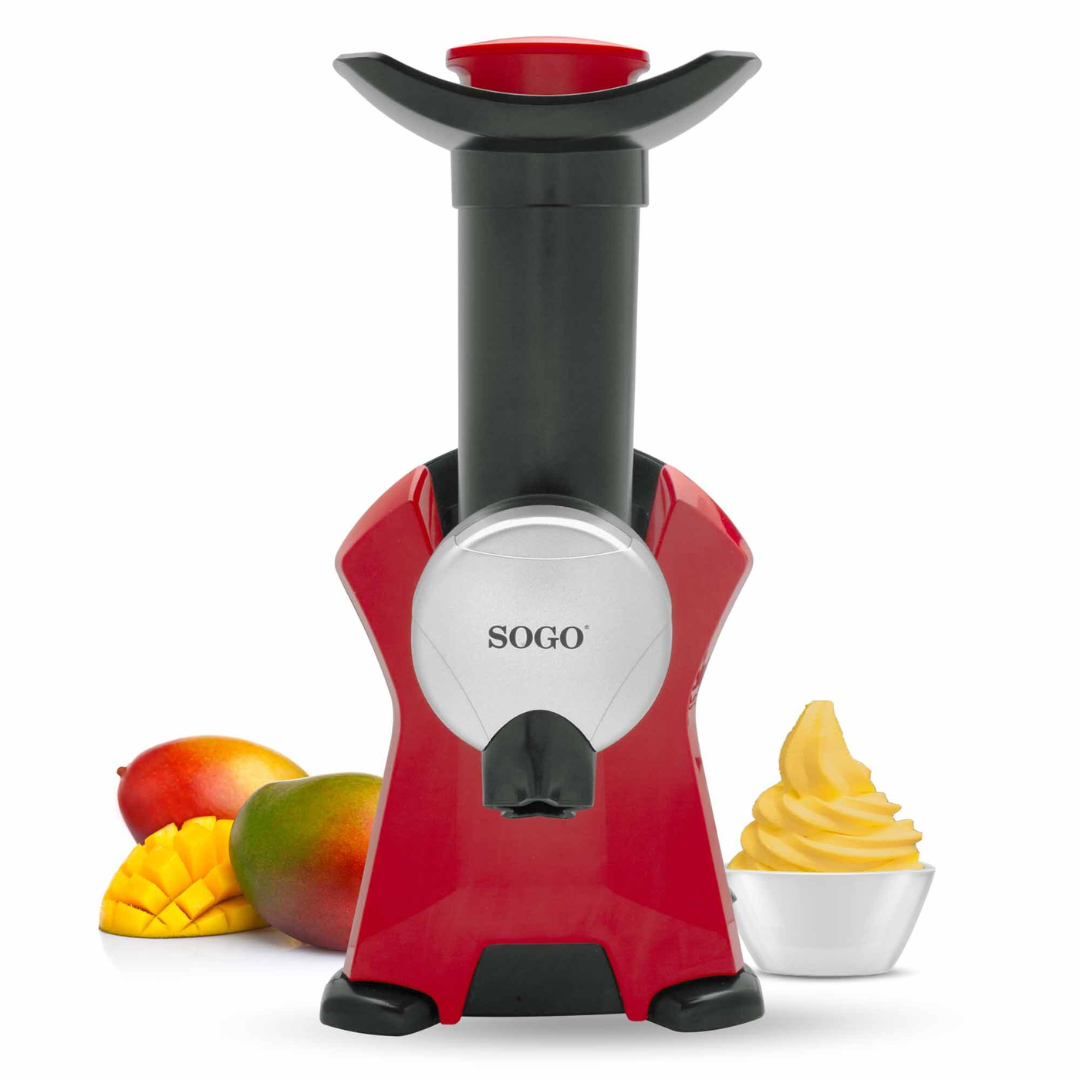 Macchina per gelato rossa con logo SOGO, accanto manghi e una ciotola di gelato.