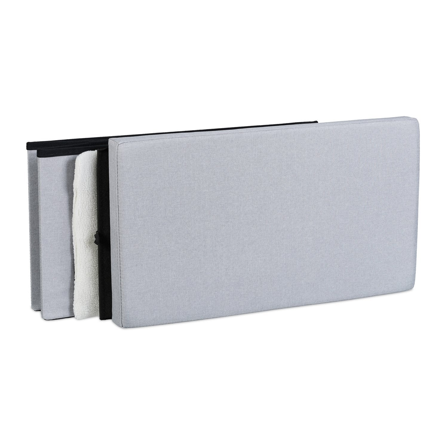 Panel gris de tela con capas visibles de sherpa blanco y tela negra detrás.