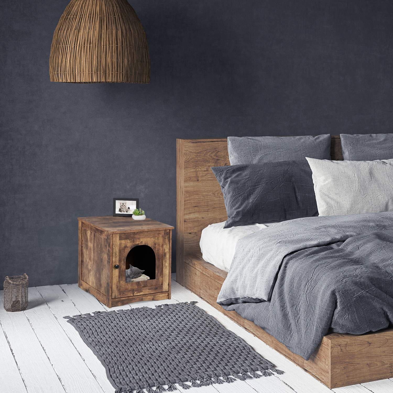 Un dormitorio con cama de madera, mesita de noche con gato y alfombra gris.