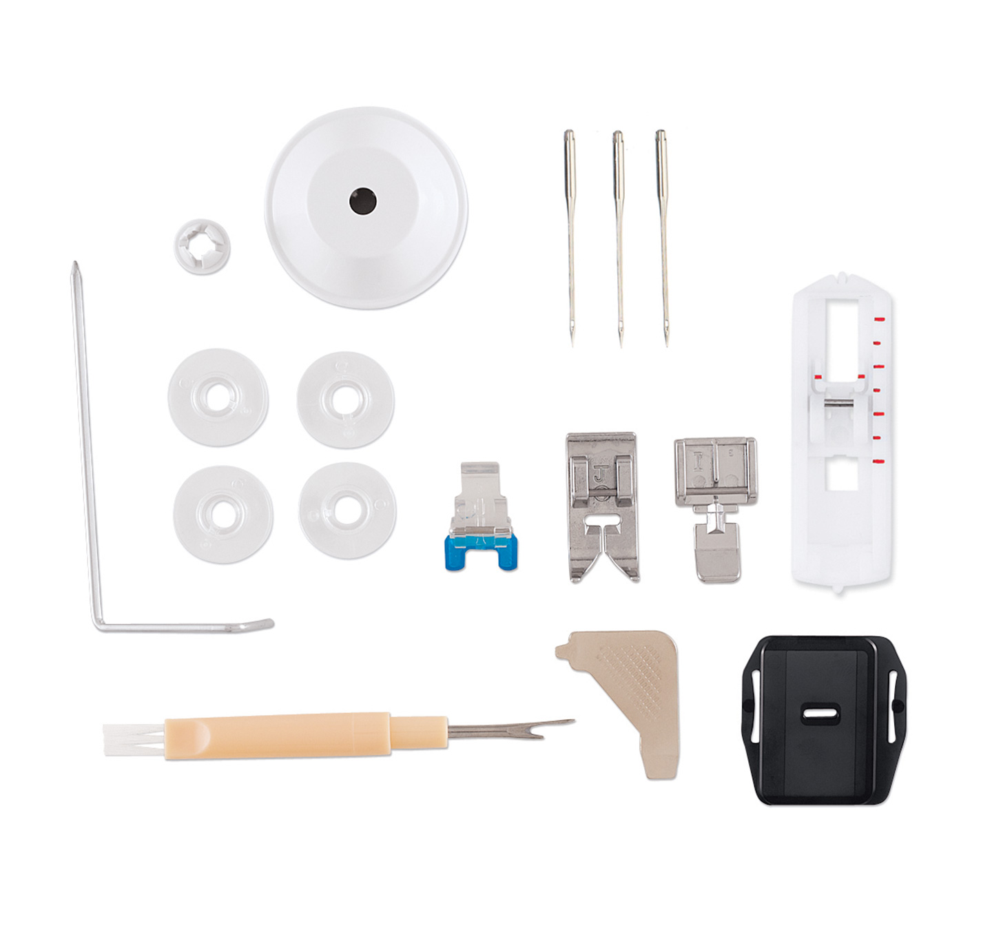 Akcesoria do maszyny do szycia: igły, szpulki, stopki, nawlekacz i więcej na białym.