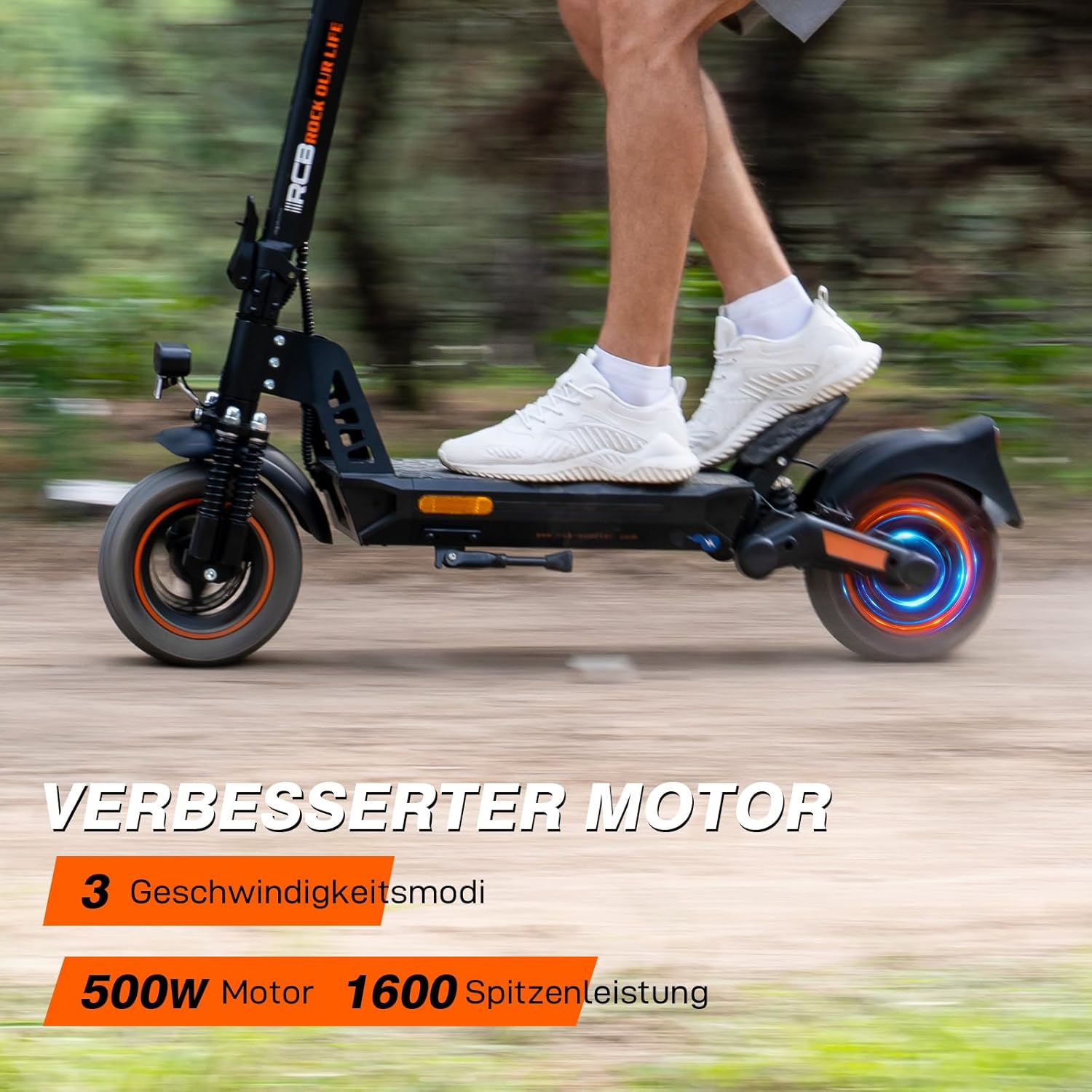 Ein Mann fährt einen schwarzen Elektroroller mit leuchtenden Rädern.