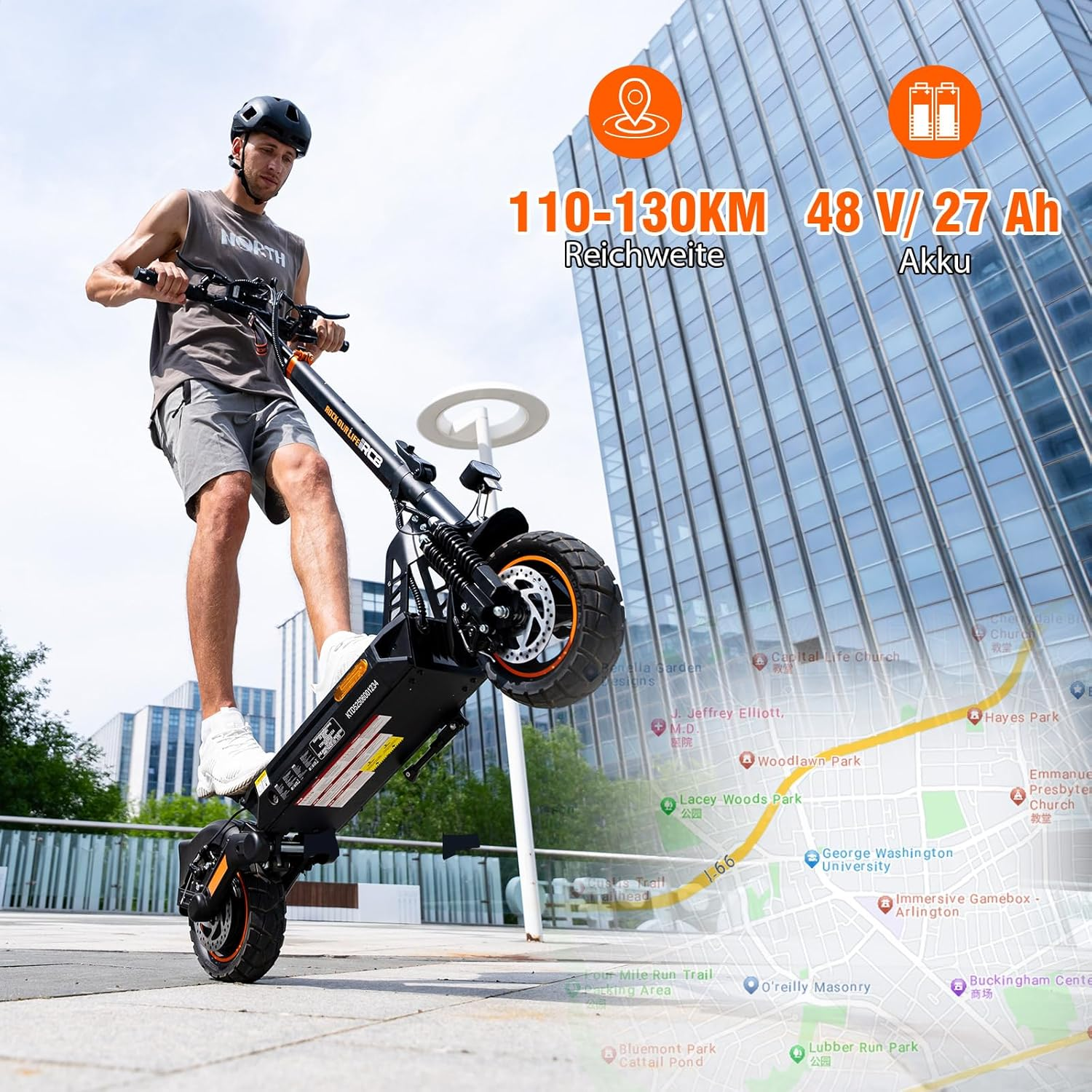 Mann auf E-Scooter vor Hochhaus, Reichweite 110-130KM, 48V 27Ah Akku.