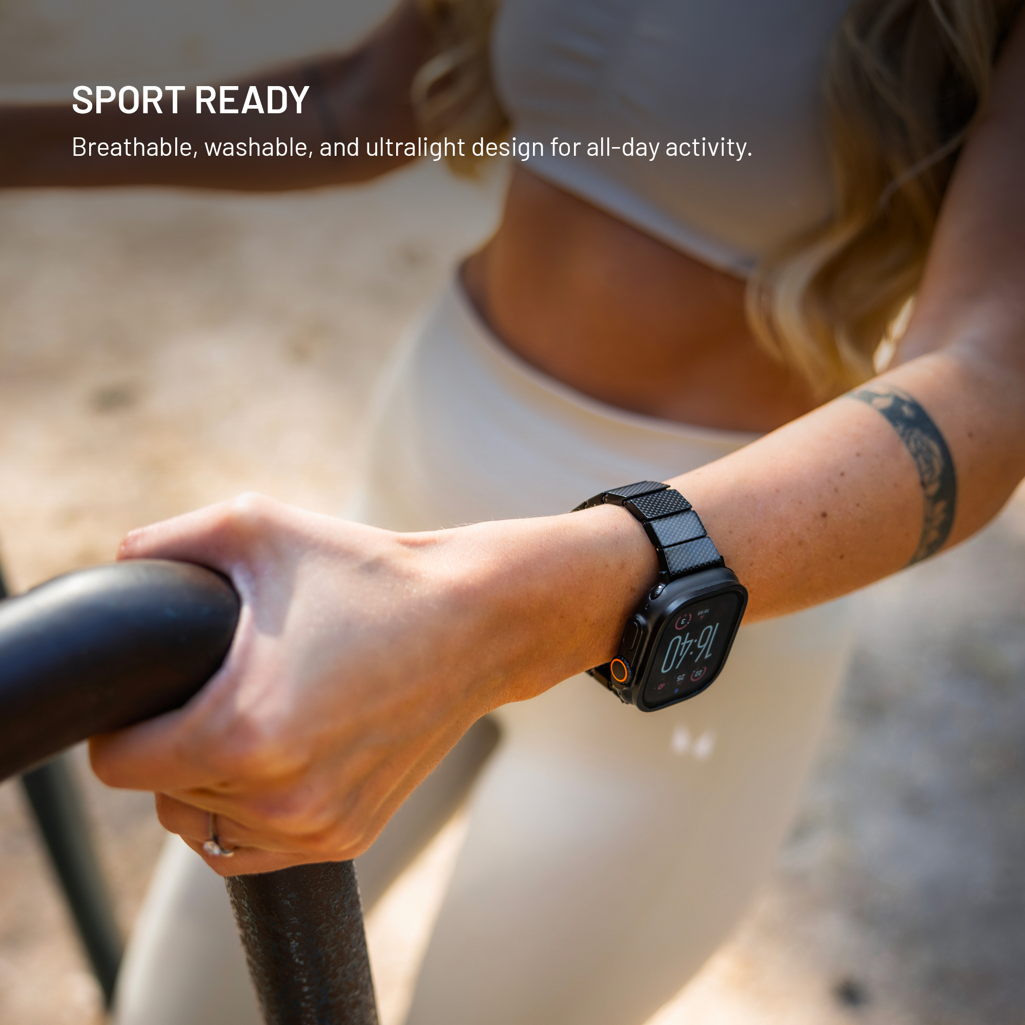 Arm einer Person mit einer Smartwatch, die sich an einer dunklen Stange festhält.