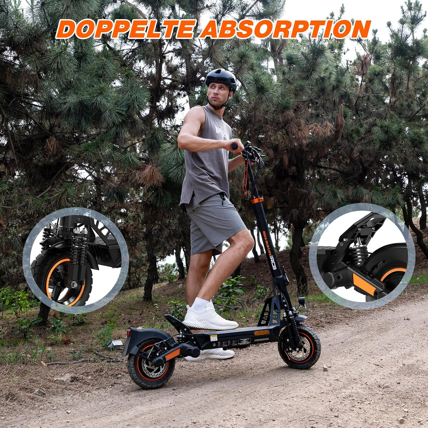 Mann fährt E-Scooter mit doppelter Stoßdämpfung im Wald.