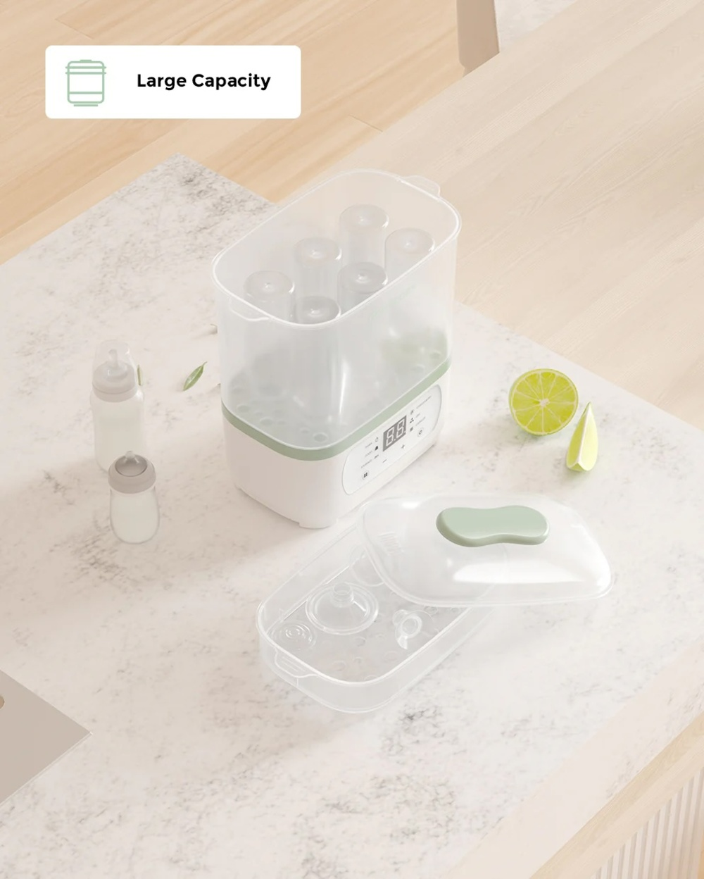 Ein Dampfsterilisator für Babyflaschen mit Zubehör und Limettenscheiben.