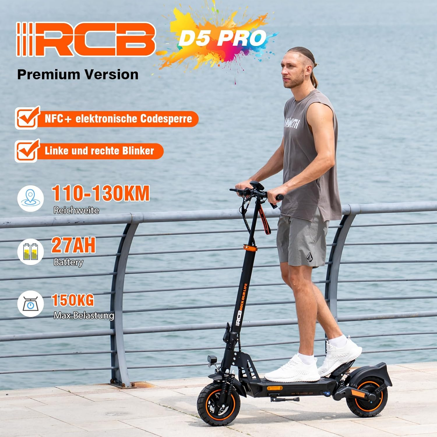 Mann auf einem schwarzen E-Scooter mit orangen Akzenten, steht am Wasser.