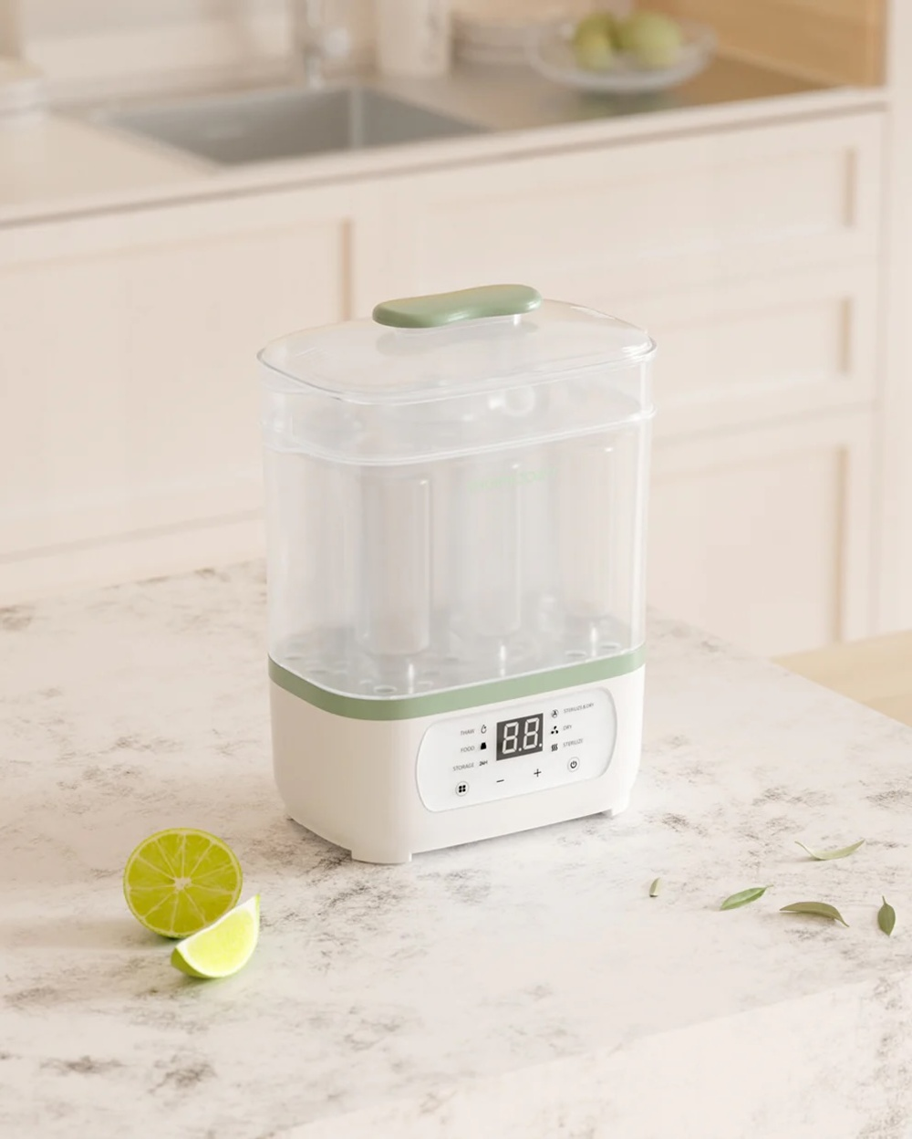 Ein Sterilisator mit digitalen Anzeigen auf einer Arbeitsplatte mit Limettenspalten.