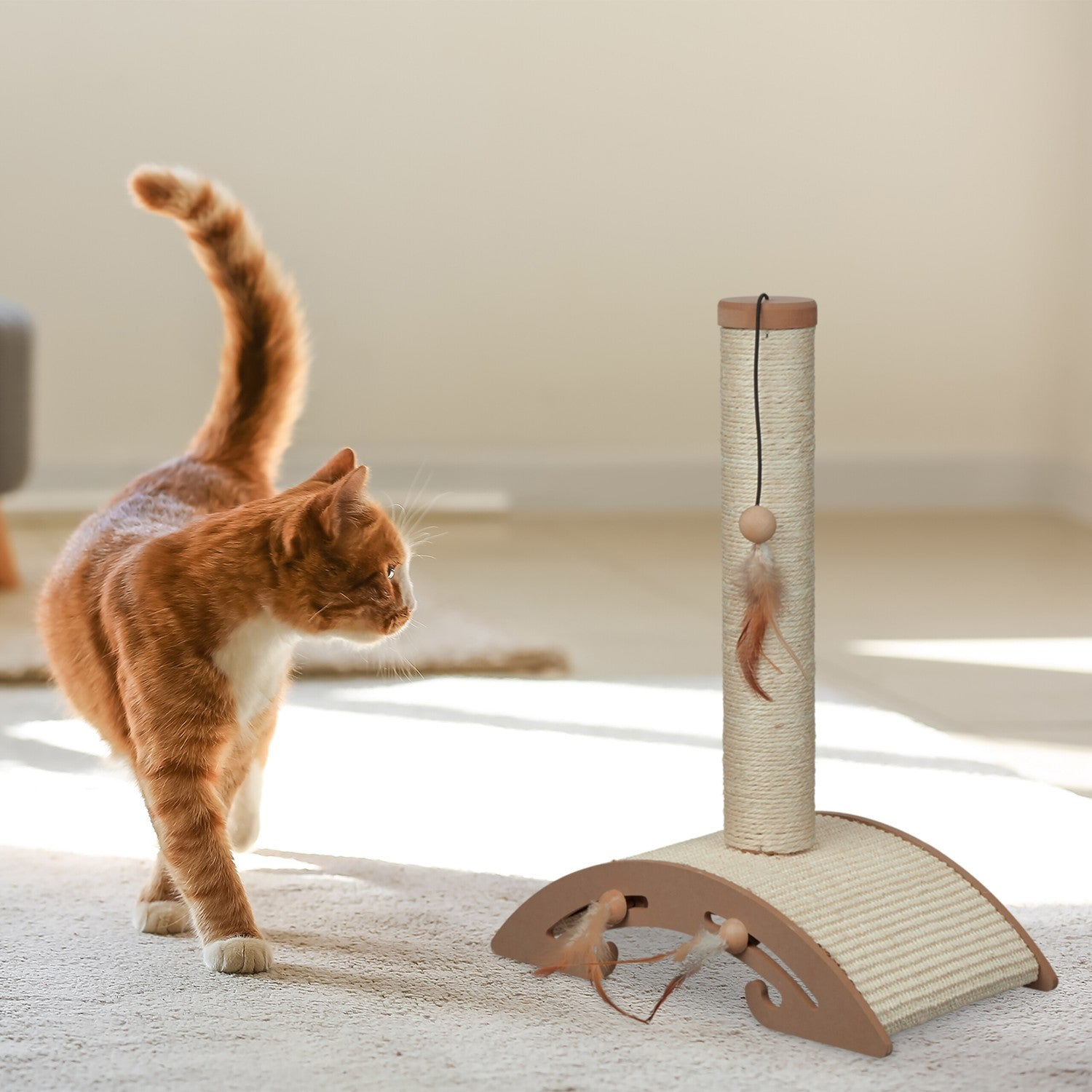 Un gato naranja se acerca a un poste rascador con juguetes de plumas.