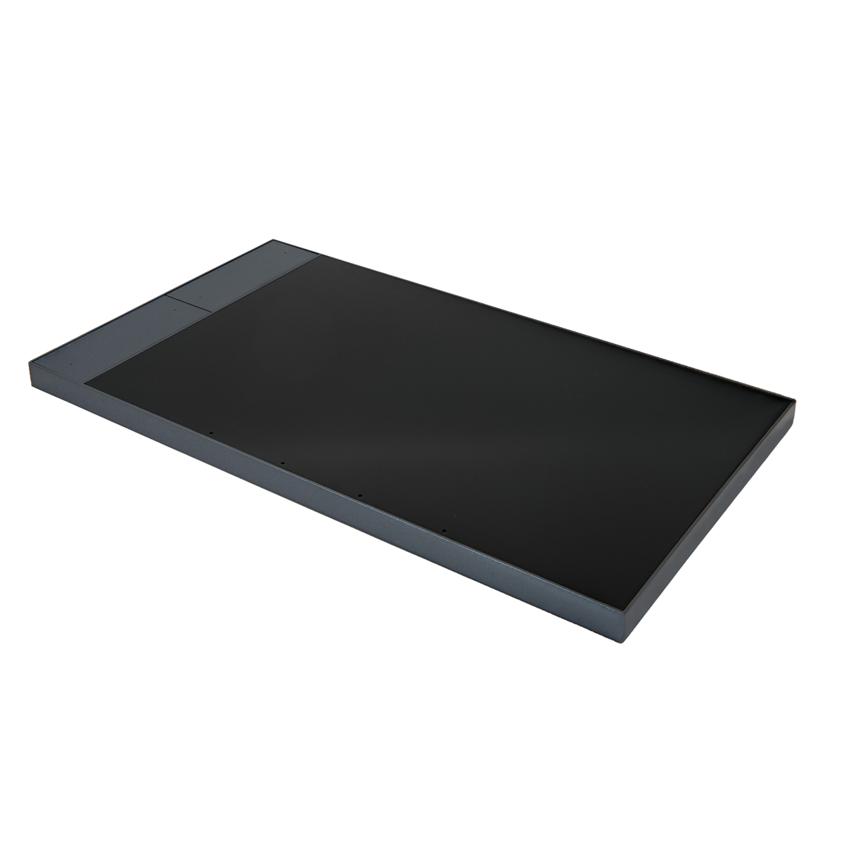 Płaski, prostokątny czarny tablet graficzny na białym tle.