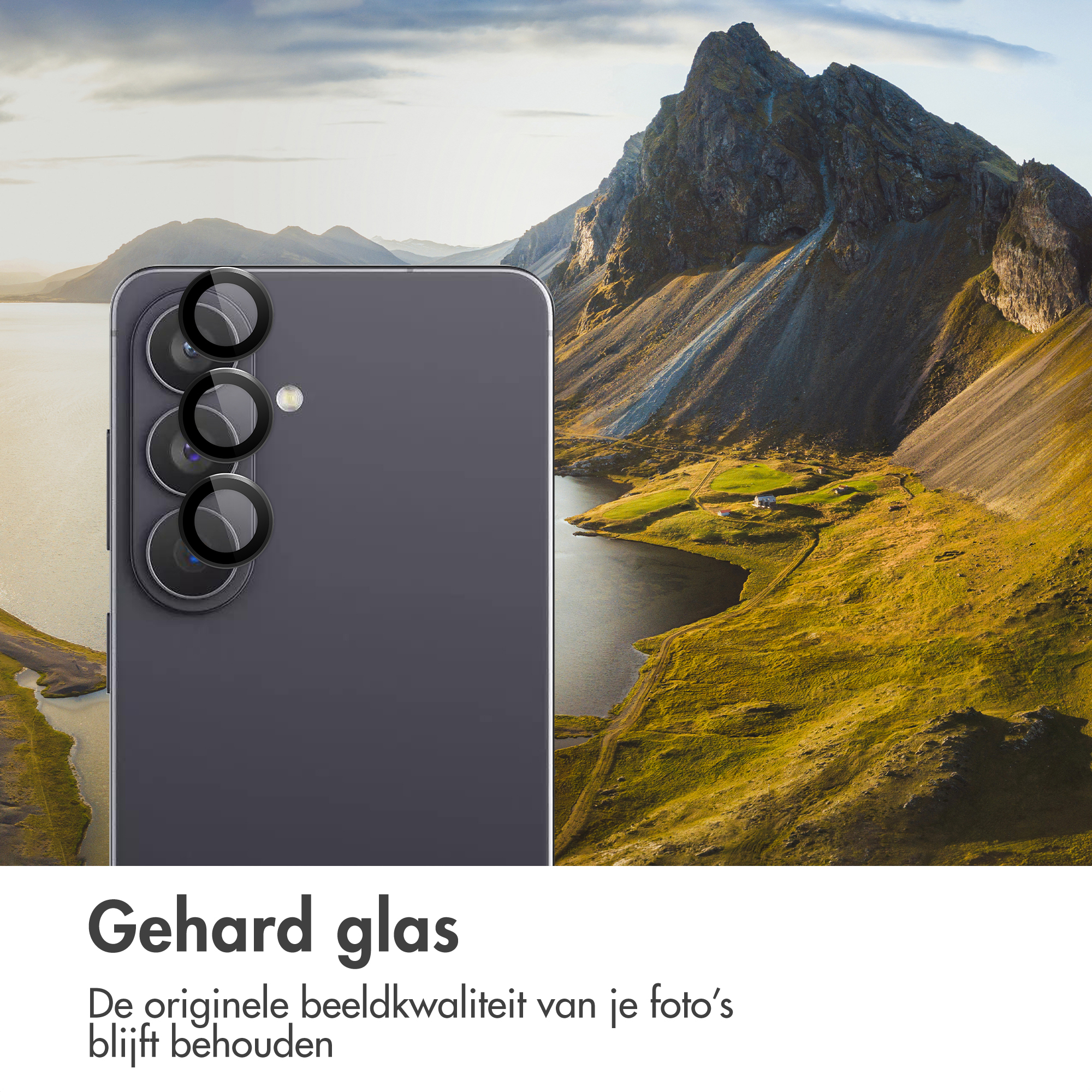 Donkergrijs smartphone met drie cameralenzen voor een berglandschap.